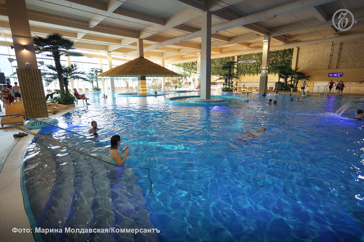 На базе торгового центра Комсомолл в Екатеринбурге открыли термальный комплекс Баденленд с огромным бассейном Как рассказали Ъ Урал в сети Баден Баден на территории курорта действует бассейн площадью 1 2 тыс кв м несколько саун зона кафе и зона для разного рода практик В компании заявляют что Баденленд это первый в регионе пример масштабной трансформации классического торгового центра в городской курорт Подписывайтесь на Ъ Урал