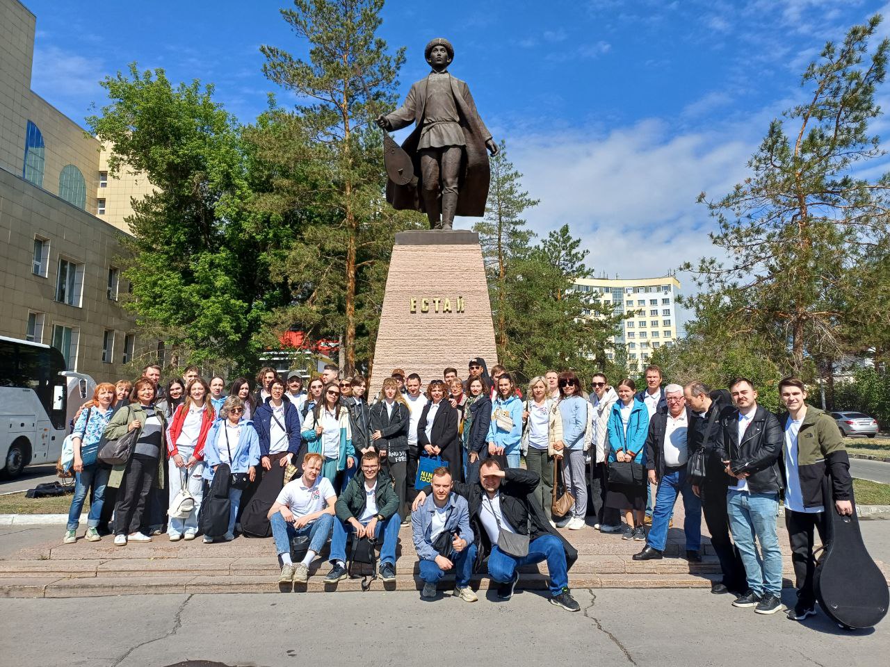 Русский академический оркестр Новосибирской филармонии - впервые в Павлодаре! Выступление оркестра под руководством заслуженного артиста России Рустама Дильмухаметова сегодня откроет Дни культуры Новосибирской области в Павлодарской области Республики Казахстан! С 26 по 28 мая 2025 года в городе будет представлена обширная программа концертов и спектаклей, выставок и творческих встреч - зрителей ждет не просто знакомство, а настоящее погружение в сибирскую культуру!