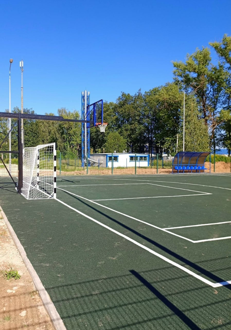 Новая современная спортплощадка появилась в Кондрове Комплексная спортплощадка расположена в микрорайоне Троицкое возле школы 3 На ней можно играть в футбол баскетбол и волейбол Установлена скамейка Новый спортивный объект построен в рамках программы поддержки местных инициатив за счет средств регионального и местного бюджетов Поддержку оказали и местные предприниматели Теперь в микрорайоне сформировался спортивный кластер куда входят ледовая арена школьный спортзал спортивный клуб и новая открытая площадка Подписаться Прислать новость