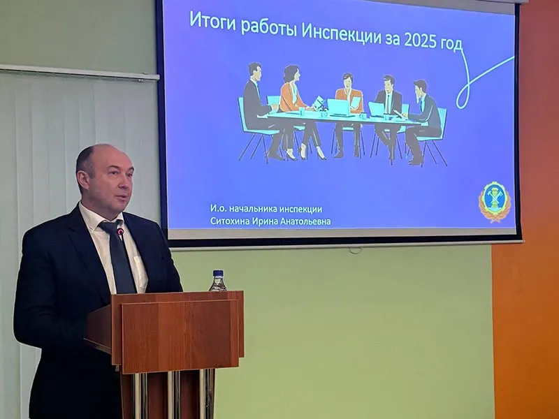 Уволенного главу новосибирского минсельхоза пристроят руководителем Бывший министр сельского хозяйства Новосибирской области Андрей Шинделов возглавит инспекцию государственного технического надзора в регионе сообщает Infopro54 со ссылкой на несколько источников в правительстве Шинделов уже принимает дела на новом месте утверждает один из собеседников По данным ЕГРЮЛ чиновник пока не официально не вступил в должность Кресло начальника инспекции вакантно с лета 2025 года после отставки Александра Соболевского который до Гостехнадзора был как раз заместителем министра сельского хозяйства Обязанности главы ведомства исполняет Ирина Ситохина Губернатор Андрей Травников отправил Шинделова в отставку в апреле обвинив его в промедлении с доведения мер господдержки до сельхозпроизводителей и припомнив ему опасные заболевания из за которых пришлось массово забивать скот Судя по всему на новом месте работы недостатки чиновника о которых говорил Травников испарятся Шинделов родился в 1973 году в Мошковском районе области Окончил Новосибирский государственный аграрный университет Некоторое время был проректором этого же вуза по международным связям доцент кафедры Затем он стал замглавы новосибирского минсельхоза Подписаться Прислать новость Помочь бустами