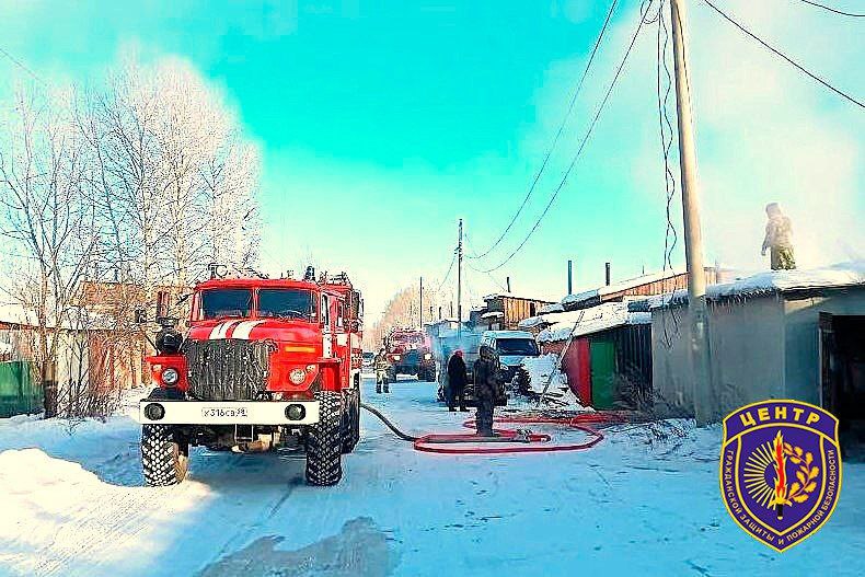 Февральск минус три единицы транспорта Утром 31 января в Февральске произошло возгорание частного гаража в отдельно стоящем гаражном массиве на проспекте Победы Сообщение о возгорании поступило в 8 36 Для тушения был задействован личный состав ПЧ 54 Противопожарной службы Амурской области В результате пожара повреждено имущество владельца вещи на площади 25 квадратных метров полностью сгорела техника автомобиль УАЗ мопед снегоход Буран Благодаря оперативному реагированию пожарных огонь удалось локализовать в пределах одного гаража и не допустить распространения на смежные помещения