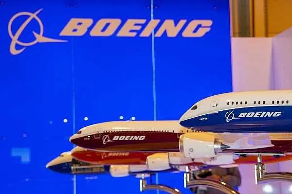 Boeing сократил чистый убыток в I квартале портфель заказов вырос до рекорда Американский концерн Boeing один из крупнейших мировых производителей авиационной космической и военной техники сократил чистый убыток в первом квартале 2026 года и увеличил выручку на 14 Об этом сообщает Интерфакс Как говорится в пресс релизе Boeing чистый убыток в январе марте уменьшился до 7 млн или 0 11 на акцию по сравнению с 31 млн или 0 16 на акцию за аналогичный период предыдущего года Убыток без учета разовых факторов составил 0 2 на акцию существенно ниже среднего прогноза опрошенных LSEG аналитиков в 0 83 на акцию aviaru net n294913 Оставайся в информационном потоке подпишись на наш канал в MAX