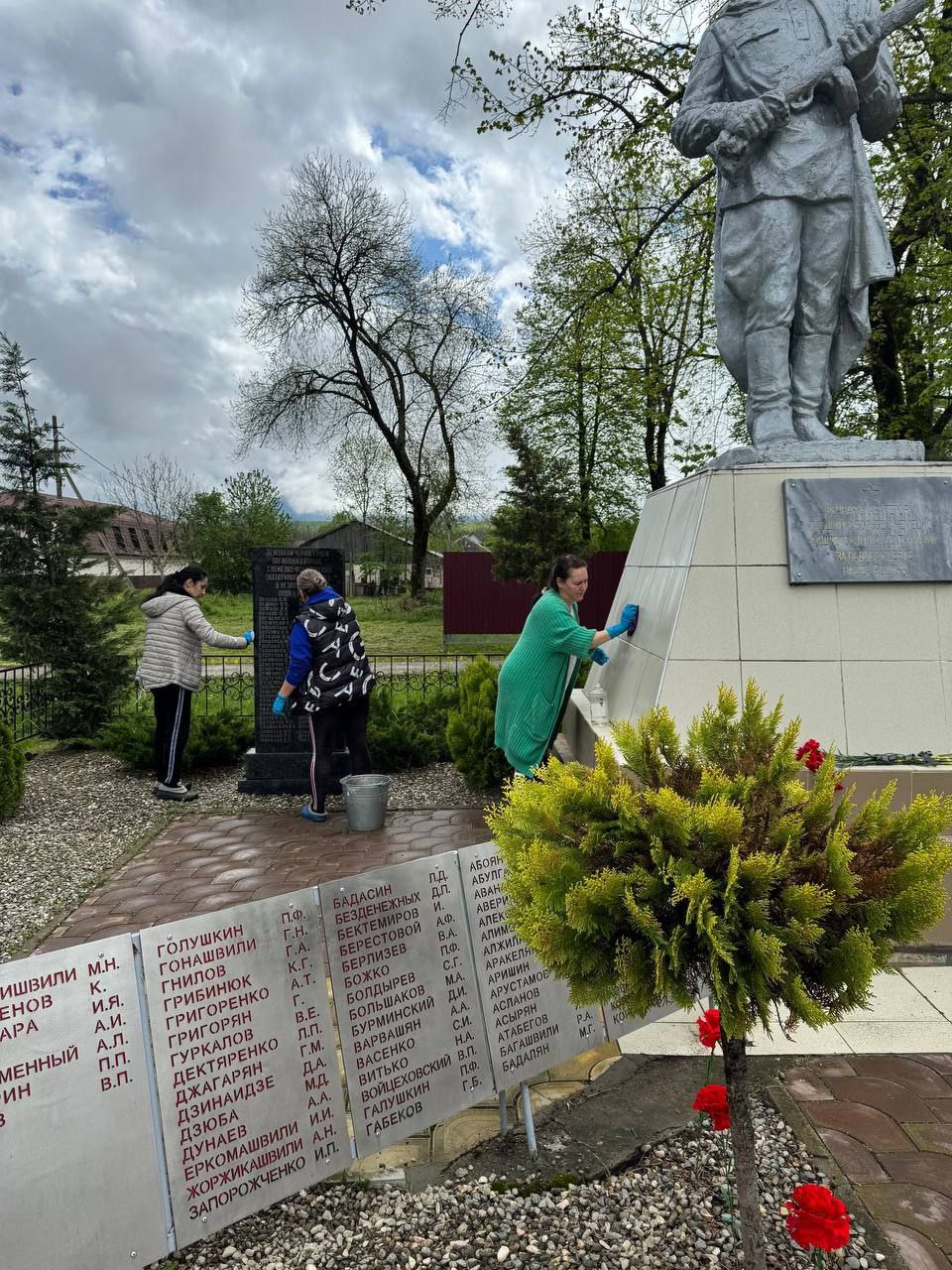 Жители села Черниговское навели санитарный порядок на памятниках Великой Отечественной войны В преддверии празднования 80-й годовщины Великой Победы сотрудники местной администрации, Дома культуры и волонтёры села Черниговского провели субботники на памятниках и воинских захоронениях в селе на центральной площади и за его пределами: на Волчьих воротах и хуторе Кушинка. Работники учреждений и активисты села убрали территорию памятник и прилегающую к нему, протёрли обелиски и гранитные плиты с именами Героев. Елена Заметаева Апшеронский рабочий