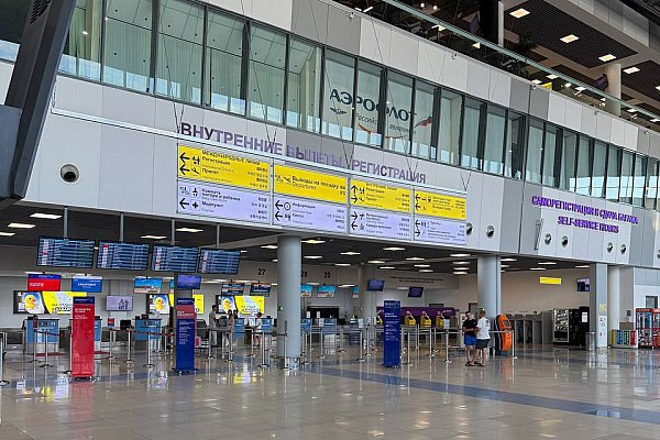 Авиасообщение нарушено в Приморье из за непогоды Циклон прошедший в Приморье в ночь с 27 на 28 ноября нарушил в крае внутреннее авиасообщение есть отмена рейсов Об этом сообщает Интерфакс со ссылкой на данные пресс службы краевого правительства По информации краевого Минтранса в связи с погодными условиями в пятницу 28 ноября отменены следующие авиарейсы внутри региона Владивосток Дальнегорск Владивосток Дальнегорск Светлая Дальнегорск а также Владивосток Преображение Владивосток говорится в сообщении Других ограничений из за непогоды в Приморском крае нет Дорожные службы в оперативном порядке обеспечили проезд на краевых трассах Также нет нарушений в электроснабжении региона aviaru net n290289