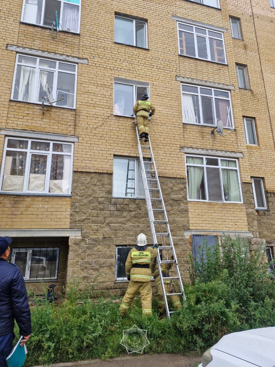 Двух детей из запертой квартиры вызволили спасатели в Косшы     Инцидент произошел в одной из городских многоэтажек. Как сообщает МЧС РК, двое детей 2021 и 2023 года остались одни в квартире. Захлопнулась дверь и взрослые не смогли ее открыть.   Спасатели с помощью трёхколенной лестницы проникли в окно квартиры второго этажа. В результате слаженных действий спасателей, малышей благополучно передали родителям. Дети не пострадали, в медицинской помощи не нуждались, - сообщает ведомство.