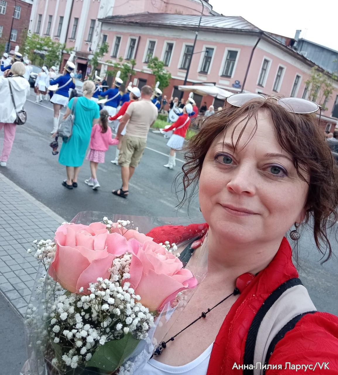 За отмену шествия против абортов полиция составила протокол на активистку из Череповца Протокол на Анну Лилию Ларгус поступил в Череповецкий горсуд 27 августа Он составлен по статье о несообщении властям об отмене массового мероприятия или подаче уведомления без цели его проведения статья 20 2 3 КоАП РФ Анна Лилия Ларгус отменила шествие после того как суд 7 августа оштрафовал ее за анонс мероприятия в соцсетях шествие к тому моменту еще не согласовала мэрия Полицейские забрали ее с работы чтобы составить протокол Активистка собиралась провести шествие против негласного запрета абортов в Вологодской области и ограничения продажи алкоголя двумя часами в день За призыв прийти на шествие суд 9 августа оштрафовал на 25 тыс руб еще одну жительницу Череповца Валерию Кузнецову Она оставила комментарии в поддержку шествия в восьми местных пабликах Вологодскаяобласть