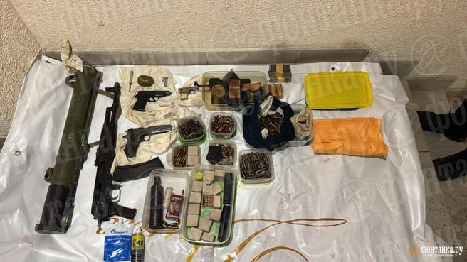 В замурованном в стену тайнике у обвиняемых по делу депутатов единороссов из МО Дачное нашли схрон оружия Следователи рассказывают что патроны гранаты пистолеты пулемет и гранатомет нашли в офисном помещении по данным Фонтанки в корпусе 2 дома 49 по Новоизмайловскому Принадлежит офис одному из подозреваемых а тайник создан по поручению лидера ОПГ утверждает СК Telegram Все каналы Фонтанки Max