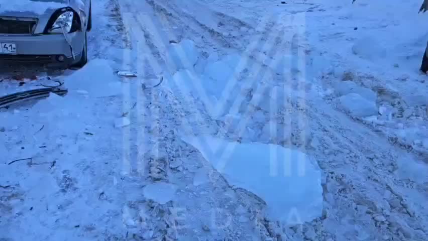 Грузовик МАЗ провалился под лед на переправе через Самарку