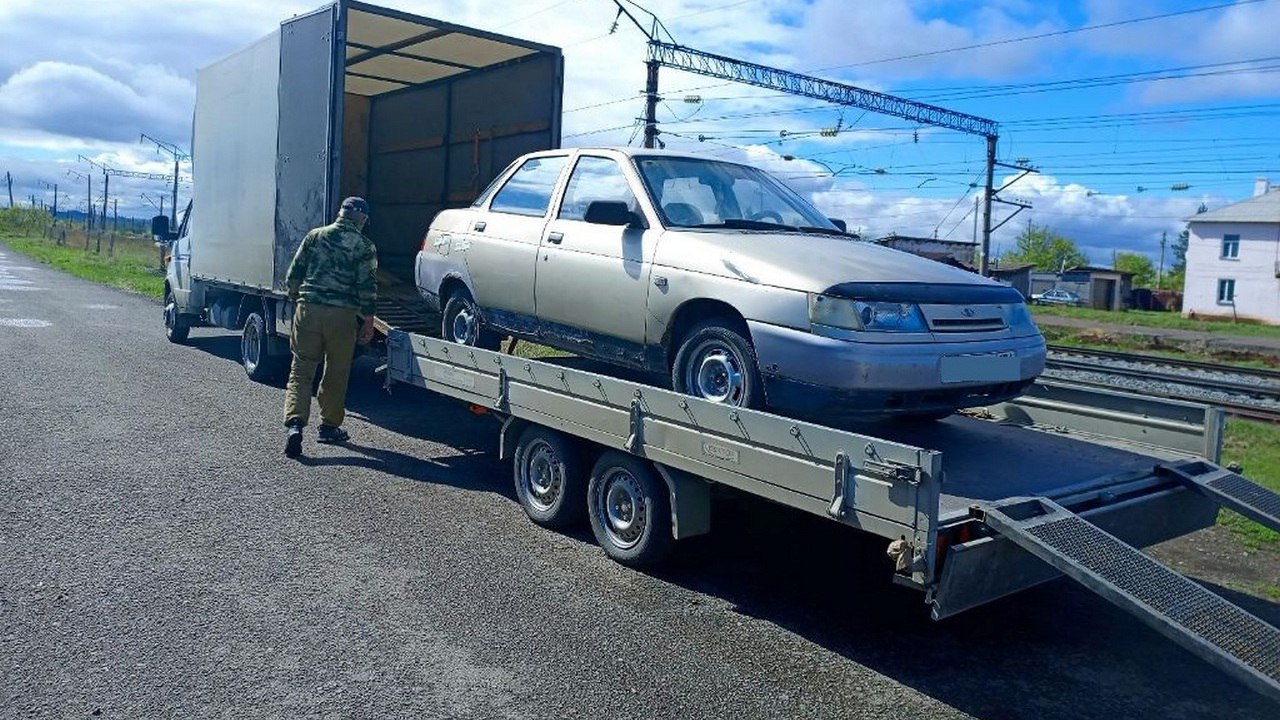Автомобили пьяных водителей из Магнитогорска передали военным Легковушки сразу четверых жителей Магнитогорска передали в пользование Минобороны РФ. Машины конфисковали у водителей, повторно попавшихся пьяными за рулем: кроме лишения авто, им теперь грозит и уголовная ответственность. Как сообщили в пресс-службе ГУФССП России по Челябинской области, речь идет о трех "Ладах" и "Форд Фокусе". Машины изъяли у магнитогорцев, которые решили повторно сесть за руль в состоянии опьянения. Во всех четырех случаях нарушителей поймали прямо на дорогах города. Ранее их уже лишали прав на полтора года и штрафовали на 30 тысяч рублей. Теперь же виновников ждет более суровое наказание. Помимо конфискации автомобилей, суд назначил им обязательные работы – от 150 до 200 часов. Также всем нарушителям запретили заниматься деятельностью, связанной с управлением транспортных средств на два года. Конфискованной техникой заинтересовались в Минобороны РФ. Вероятнее всего, три отечественные легковушки и иномарка поедут в зону проведения специальной военной операции. Фото: пресс-служба ГУФССП России по Челябинской области Вести Южный Урал Челябинск