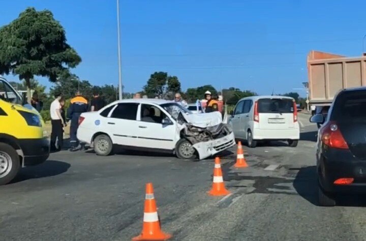 В Анапе произошло смертельное ДТП В среду, 9 июля, на кольцевой развязке в районе ст. Анапская водитель «КАМАЗа» предоставил преимущество в движении автомобилю «LADA Granta», ехавшему в сторону Новороссийска, и допустил с ним столкновение. В результате ДТП 37-летний водитель легкового автомобиля, несмотря на все усилия медиков скорой помощи, от полученных травм скончался на месте аварии. Все детали и обстоятельства дорожно-транспортного происшествия устанавливаются.