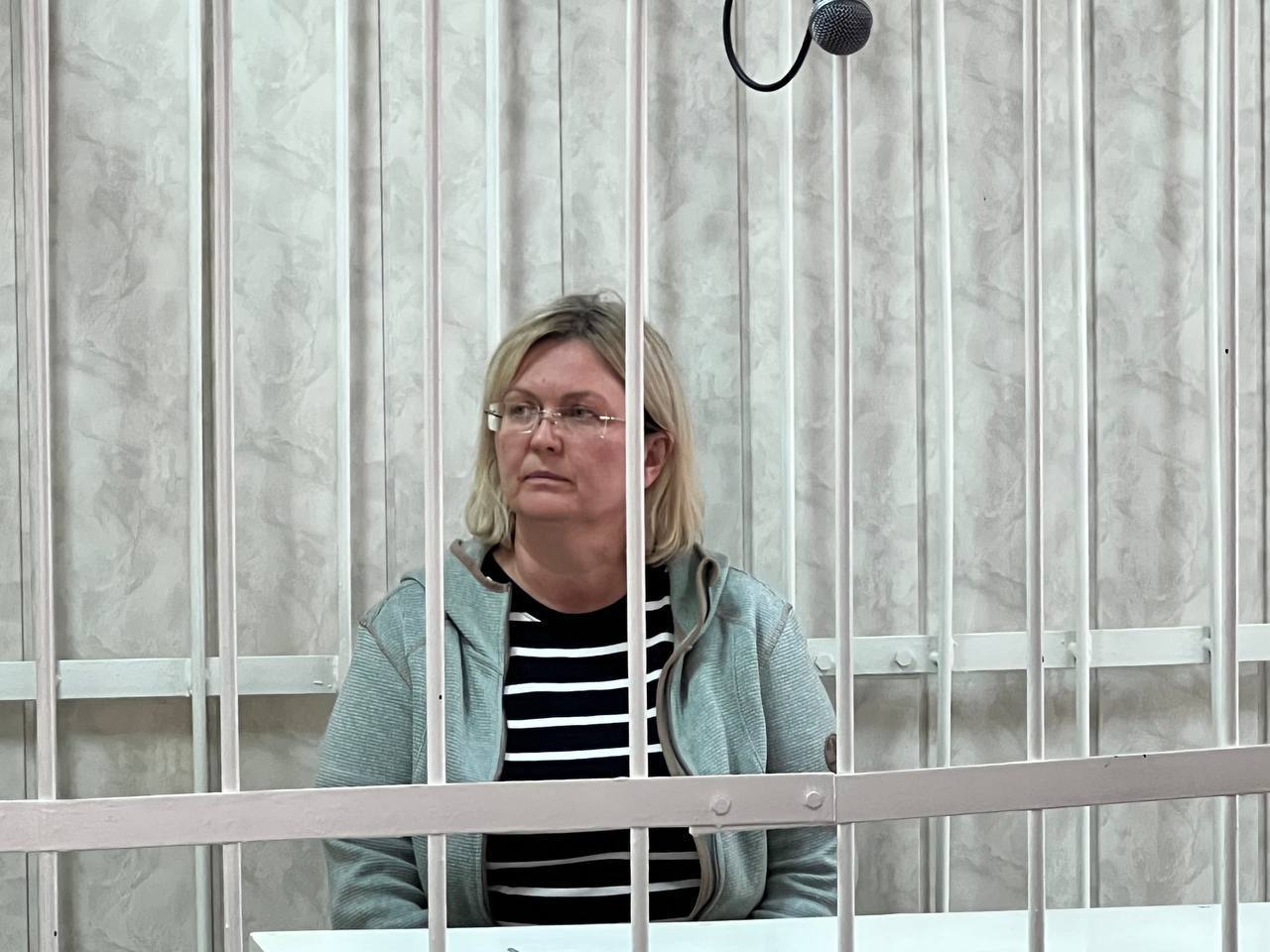 Директор и воспитатель частного детского сада истязали детей в Новосибирске Суд установил, что сотрудницы сада били детей по голове и телу, хватали за конечности и сопровождали действия нецензурной бранью. Это причиняло детям не только физические, но и психологические травмы. Преступления совершались летом 2023 года. Директору назначили 4,5 года колонии, воспитательнице — 3,5 года. Обеим запретили работать с детьми на 4 и 3 года соответственно. Родители потерпевших получили компенсации от 30 до 150 тысяч рублей. Фото: прокуратура Новосибирской области