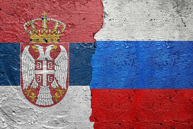 Сербия останется безвизовой для россиян, даже несмотря на курс на сближение с ЕС. Об этом заявил посол России в Белграде Александр Боцан-Харченко.  «Сербия не намеревается вводить санкции или какие-то ограничительные меры, в том числе и визового характера, в гуманитарной сфере в отношении России. Неоднократно на высшем уровне отсутствие таких намерений подтверждается. Поэтому мы никаких ужесточений ни по какой линии не ожидаем», — сказал дипломат.  При этом Сербия с конца апреля ввела электронные визы для иностранных граждан на срок до 30 дней. Но россиянам они не нужны.