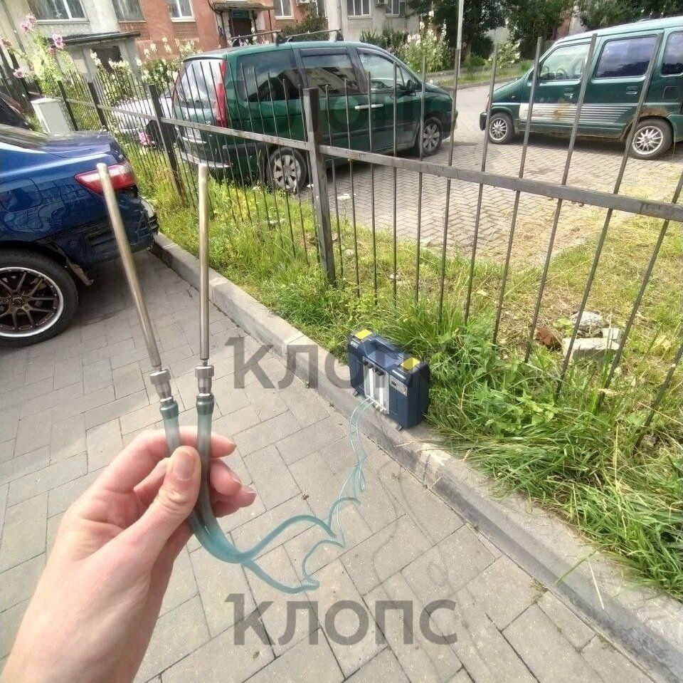 Жжёный металл и кислота в одном из районов Калининграда воздух серьёзно загрязнён жители винят нелегальные заводы В калининградском микрорайоне им А Космодемьянского выявлено сильное загрязнение воздуха уксусной кислотой и диоксидом азота Об этом говорится в ответе регионального управления Роспотребнадзора в ответ на жалобу местного жителя Документ находится в распоряжении Клопс По результатам исследований установлено превышение гигиенических нормативов по содержанию азота диоксида и уксусной кислоты в 1 16 раза и 1 92 раза соответственно на уровне окна жилой комнаты одного из заявителей а также в 1 41 раза и в 1 89 раза соответственно на придомовой территории многоквартирного дома отметила глава ведомства Елена Бабура комментируя июльские обращения Предполагаемому виновнику загрязнения атмосферы в микрорайоне вынесено предостережение Впрочем как сообщили Клопс местные жители это не повлияло на улучшение состояния воздуха Подробнее в материале на нашем сайте