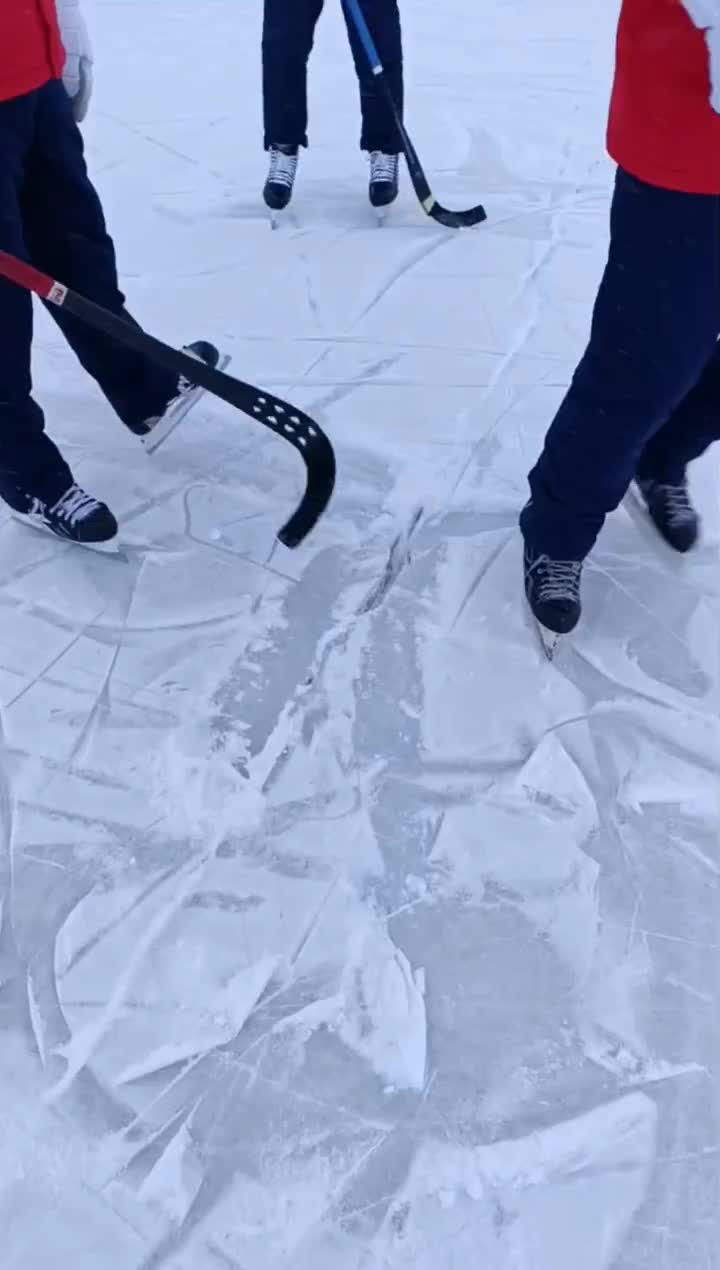 Матч Родина - Енисей под угрозой из-за трещин на льду в Кирове