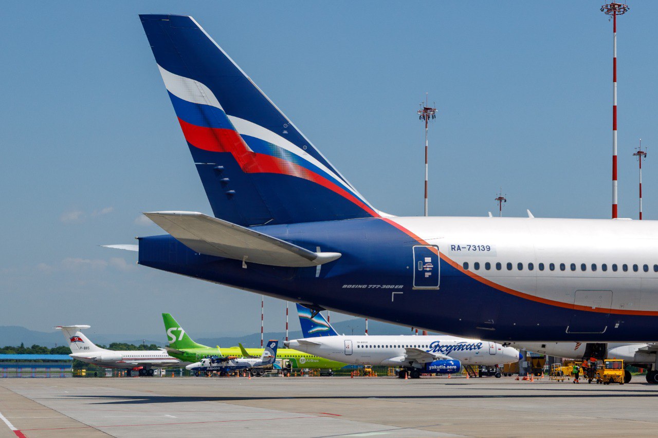 В 2025 году аэропорт Владивосток нарастил пассажиропоток на 12%  Международный аэропорт Владивосток обслужил 1 млн 804 тыс. пассажиров по итогам семи месяцев 2025 года, увеличив пассажиропоток на 12% по сравнению с прошлым годом.  С начала года на внутренних линиях пассажиропоток составил 1 млн 410 тыс. пассажиров. На международных линиях — 394 тыс. пассажиров.  В июле 2025 года общий пассажиропоток международного аэропорта Владивосток вырос на 7% по сравнению с прошлым годом и составил 360 тыс. пассажиров.  На внутренних авиалиниях было обслужено 292 тыс. пассажиров. Значительный прирост числа пассажиров отмечается на рейсах в Благовещенск, Екатеринбург и Якутск. На международных линиях за июль аэропорт обслужил 68 тыс. пассажиров, значительный прирост числа пассажиров отмечается на рейсах в Пекин, Пхеньян и Шанхай.  Среди значимых событий прошедшего месяца стоит отметить открытие рейсов авиакомпании China Southern Airlines в Харбин, рейсов авиакомпании Chengdu Airlines в Шэньян и рейсов авиакомпании «Якутия» в Яньтай. Авиакомпания Air China в июле увеличила частоту рейсов в Пекин до ежедневной, таким образом, суммарное количество вылетов в столицу Поднебесной достигло 21 раза в неделю.  На внутренних линиях стоит отметить увеличение частоты рейсов авиакомпании «Аэрофлот» в Москву до 44 в неделю и рейсов авиакомпании S7 Airlines в Новосибирск до 21 раза в неделю и возобновление сезонных рейсов авиакомпании «Аврора» в Советскую Гавань, Николаевск-на-Амуре и Итуруп.  Фото Андрея Ефимкина / пресс-служба аэропорта Владивосток