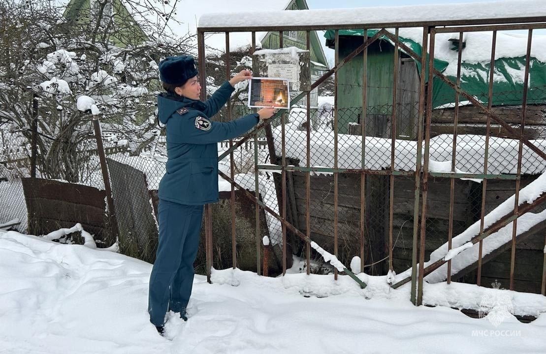 Сотрудники #МЧС_Петербурга продолжают профилактические мероприятия в садоводствах, ведь многие предпочитают именно там проводить  новогодние каникулы.  Проводя подворовые обходы, инспекторы напоминают гражданам правила пожарной безопасности, рассказывают об основных причинах возгораний на дачных участках.   Как правило, это нарушение правил устройства и эксплуатации печного отопления, газового и электрооборудования, электробытовых приборов, электропроводки, неосторожное обращение с огнем.   МЧС Санкт-Петербурга