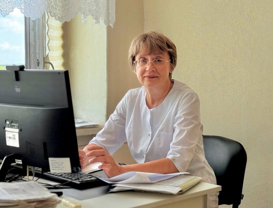 Более 20 специалистов стали участниками программы «Земский доктор/фельдшер» с начала года в Крыму С начала 2025 года в Республике Крым участниками программы «Земский доктор/фельдшер» стали более 20 специалистов – 21 врач и 2 фельдшера. Среди участников программы – терапевты, педиатры, а также врачи узких специальностей – неврологи, кардиологи, урологи, хирурги, травматологи-ортопеды, анестезиологи-реаниматологи, и другие. Наибольшее число новых кадров трудоустроены в Первомайскую и Красногвардейскую центральные районные больницы – по четыре специалиста. Три врача приступили к работе в Белогорской центральной районной больнице, два специалиста в Крымском республиканском центре медицины катастроф и скорой медицинской помощи, по одному– в Алуштинской центральной городской больнице, Центральной городской больнице г. Армянска, Старокрымской районной больнице имени академика Н.М. Амосова, Евпаторийской городской больнице, Сакской и Советской районных больницах, а также Черноморской, Ленинской, Кировской, Красноперекопской, Бахчисарайской центральных районных больницах. Напомним, что участники программы получают единовременные выплаты в размере 1 млн рублей для врачей и 500 тысяч рублей для специалистов со средним медицинским образованием. Заключая договор, специалисты принимают на себя обязательства отработать в медицинской организации не менее 5 лет. Всего в текущем году по программе «Земский доктор/фельдшер» в Республике Крым планируется принять 94 специалиста - 62 врача и 32 сотрудника со средним медобразованием. Специалистам, желающим стать участниками программы, следует обращаться в отдел кадров медицинских организаций.