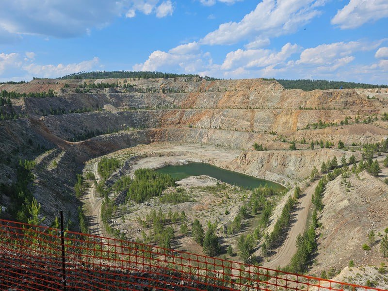 В Бурятии построят ГОК мощностью 30 тыс т бериллиевой руды в год На Ермаковском флюорито бериллиевом месторождении в Кижингинском районе Бурятии развернётся строительство горно обогатительного комбината сообщает пресс служба ФАУ Главгосэкспертиза России Участок считается крупнейшим источником бериллия в России разведанные запасы оценивают как уникальные для страны Месторождение открыли ещё в 1940 х годах но серьёзные геолого разведочные работы начались только в 1960 м и продлились примерно десятилетие До сих пор здесь не было промышленных объектов хотя геологи отмечали высокую концентрацию бериллия в рудах а также значительные запасы флюорита который может стать дополнительным направлением переработки Проект получил положительное заключение Главгосэкспертизы РФ Работы организуют при поддержке Корпорации развития Дальнего Востока и Арктики в составе территории опережающего развития Бурятия Застройщиком выступит ООО Ермаковское генеральным проектировщиком ООО ЕМС Майнинг Добычу ведут открытым способом Для переработки руды создадут обогатительную фабрику проектной мощностью 30 тыс т в год Как уточнил главный эксперт Сергей Алин на месторождении также возведут дробильно сортировочный узел склады руды концентрата и кека химико технологическую лабораторию очистные и гидротехнические сооружения Площадка расположена в 46 км от станции Бада на Транссибирской магистрали и в 180 км от Улан Удэ что позволяет интегрировать будущий ГОК в транспортную систему региона Инфраструктура объекта включает автодороги заправочные станции для карьерной техники административные и бытовые корпуса а также инженерные сети Инициаторы подчёркивают что реализация проекта снизит зависимость российских предприятий от импорта бериллия поступающего в основном из Казахстана Металл применяют при легировании сплавов а также в аэрокосмической ядерной и электронной промышленности благодаря его прочности термостойкости и прозрачности для рентгеновских лучей Фото ООО Ермаковское новости dprom