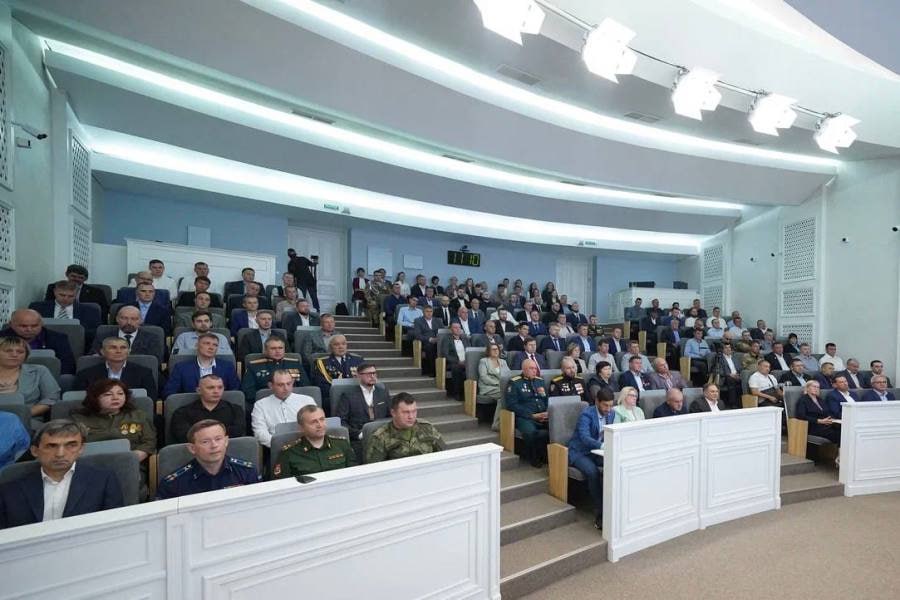 Илья Середюк провел совещание с участниками региональной программы СВОи Герои КуZбасс Губернатор Кузбасса Илья Середюк провел расширенное заседание Общественного совета региональной программы для участников и ветеранов специальной военной операции СВОи Герои КуZбасс Из 141 участника программы 105 человек начнут обучение с 15 сентября еще 36 действующих бойцов зачислены в резерв они смогут начать обучение после демобилизации Сегодня ветераны подписали документы о зачислении   kuzzbas ru news authority 76681 html