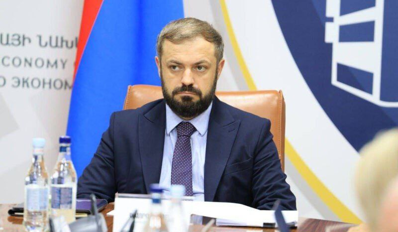 У правительства Армении есть три программы направленные на повышение производительности производственных предприятий Об этом заявил министр экономики РА Геворг Папоян По его словам в частности предприятия приобретают оборудование в кредит или лизинг а государство полностью или частично оплачивает проценты по этому кредиту или лизингу Чтобы представить себе насколько это значимая поддержка каждый из нас может на мгновение вспомнить сколько мы брали в долг и сколько в итоге вернули банку включая проценты отметил министр отвечая на вопрос о поддержке производства со стороны государства