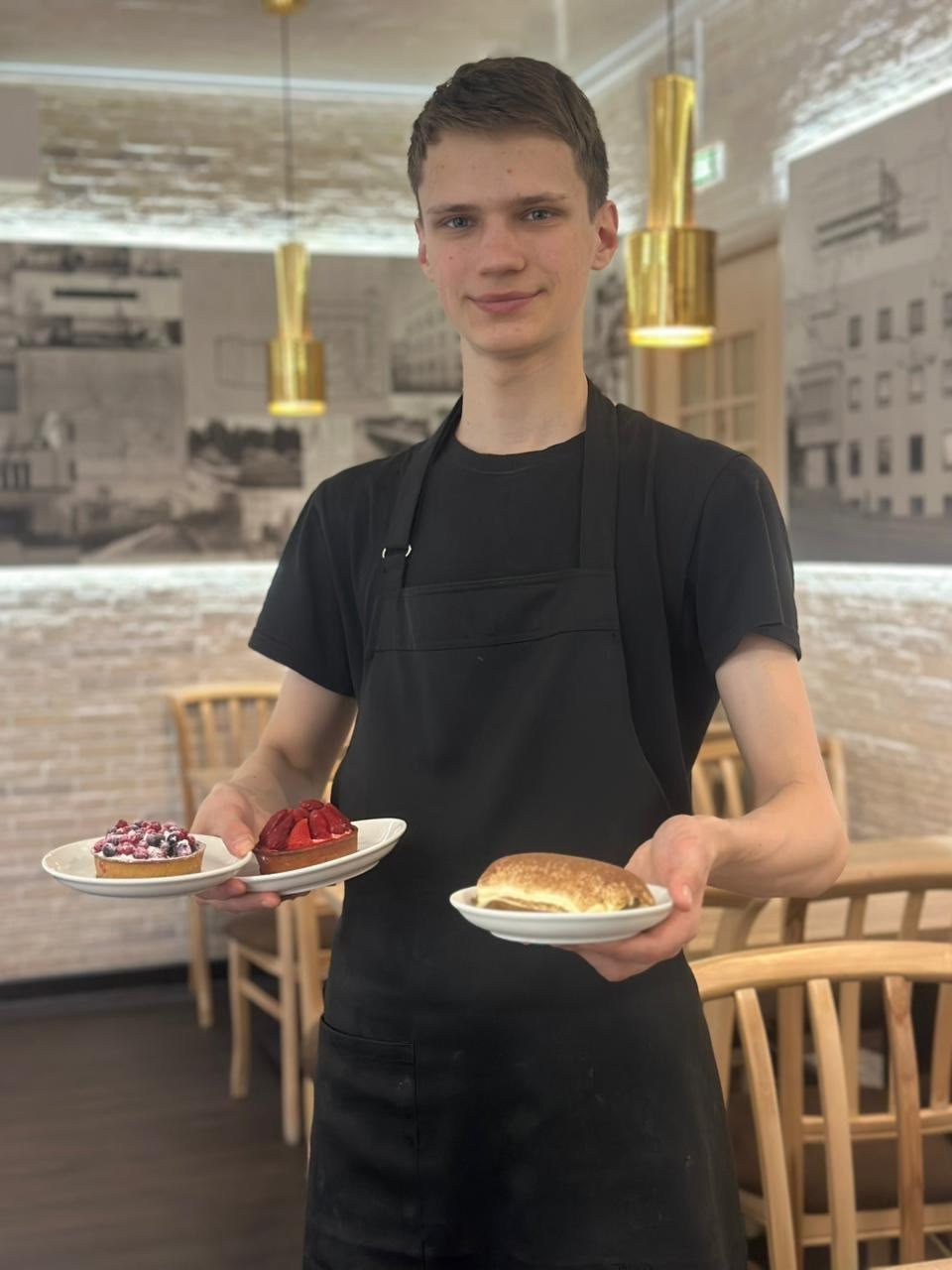 Каникулы – с пользой! Муниципалитеты Карелии увеличили на 25% финансирование рабочих мест для подростков. Это позволяет трудоустроить больше ребят в муниципальные учреждения. Среди лидеров – Сортавальский округ. Здесь уже с марта подростки были заняты на выращивании рассады овощей и цветов в школьной теплице. А всего в этом году в 8 школах округа первый трудовой опыт получат 85 школьников. Активно участвует в программе по временному трудоустройству школьников и Суоярвский округ. Ученики благоустраивают детские площадки, высаживают цветы, ухаживают за воинскими захоронениями... Почти 60 школьников получили свою первую зарплату и новый опыт взаимодействия в трудовом коллективе. Дополнительно к зарплате служба занятости выплачивает ребятам материальную поддержку. Средства на эти цели предусмотрели в республиканском бюджете. В свободное от учебы время школьники могут поработать и на производстве. На данный момент у нас более 150 предприятий и организаций, готовых трудоустроить детей и подростков.