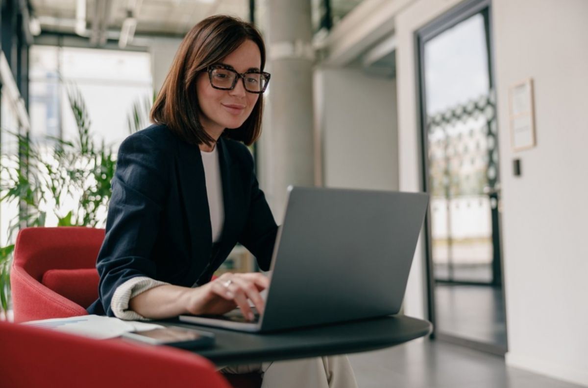 Больше всего во время рабочих созвонов орловцев раздражают отвлечения и опоздания собеседников newsorel ru fn 1769372 html МТС исследовала организацию рабочего и личного общения среди офисных сотрудников Центрального федерального округа а также изучила что раздражает их в процессе коммуникаций Наиболее нервирующим фактором для орловцев на онлайн встречах оказалась ситуация когда собеседник занимается сторонними делами Прислать новость Подписаться
