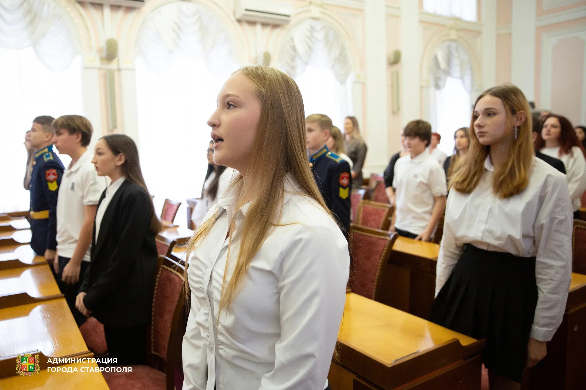 В преддверии Дня Конституции Российской Федерации в Ставрополе состоялась торжественная церемония вручения паспортов юным жителям города Для ребят это стало по настоящему важным и волнительным событием моментом который открывает новую более взрослую страницу их жизни Свой основной документ 20 ребят получили из рук главы города Ивана Ульянченко Глава города пожелал подросткам уверенно идти вперед быть достойными гражданами страны стремиться к знаниям достижениям и миру а также прославлять Ставрополь своими делами и успехами