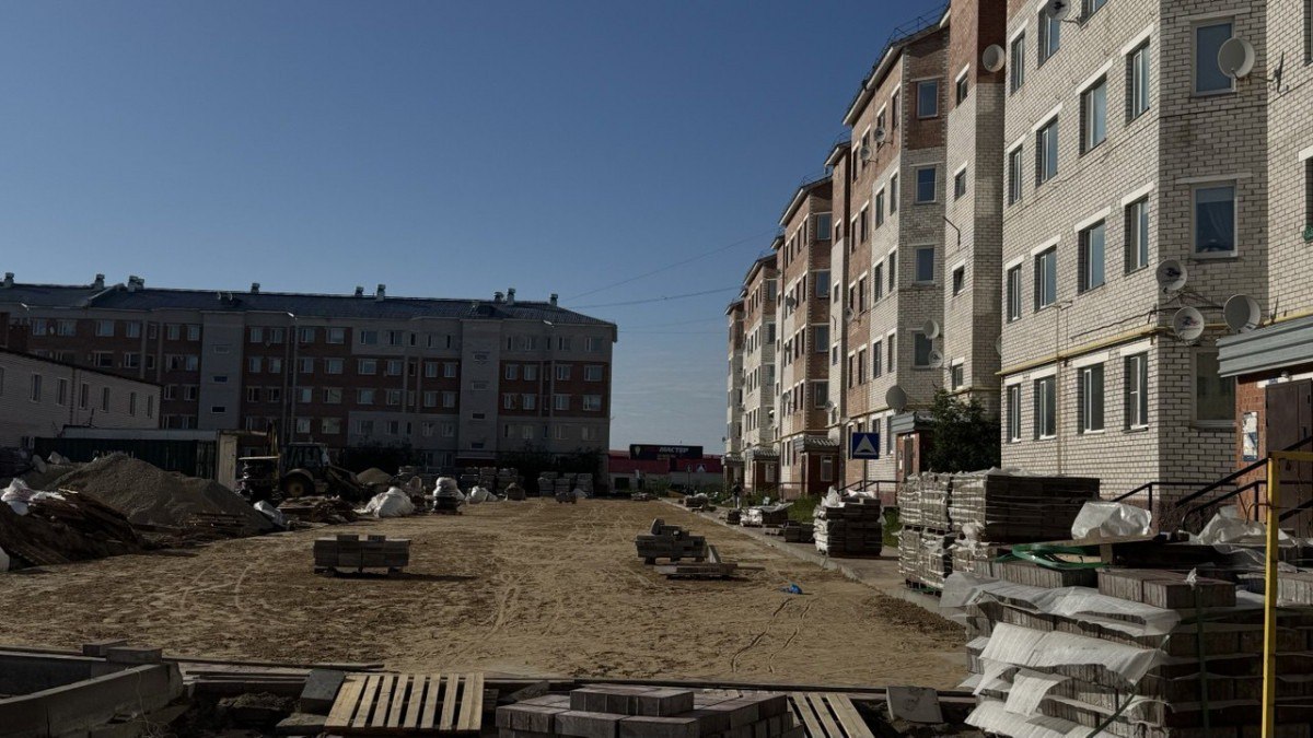 В Нарьян-Маре приступили к благоустройству вдоль многоквартирного дома на Матросова, 8 На сегодняшний день работы выполняются быстрее, чем предусмотрено графиком, сообщили в пресс-службе мэрии. Этим летом в Нарьян-Маре благоустраивается большая территория в районе домов № 6-8 в проезде Матросова и домов № 37-39А на улице Ленина. На днях рабочие приступили к демонтажу старого тротуара у дома № 8. Затем провели разметку и планировку территории. Сейчас устанавливают бордюрные камни. В пресс-службе администрации города сообщили, что подрядчик уже выполнил работы по обустройству тротуара и проезжей части с парковочными местами вдоль дома № 6. А после ремонта тротуаров и проезжей части рабочие приступят к обустройству пространства для отдыха, установят уличные арт-объекты и освещение. Стоит отметить, что на сегодняшний день работы выполняются быстрее, чем предусмотрено графиком. В федеральном проекте «Формирование комфортной городской среды», инициированном президентом РФ Владимиром Путиным, Нарьян-Мар участвует с 2017 года. За этот период в столице НАО благоустроено 22 территории за счёт федеральных средств. Фото: Евгений Тимофеев/НАО24