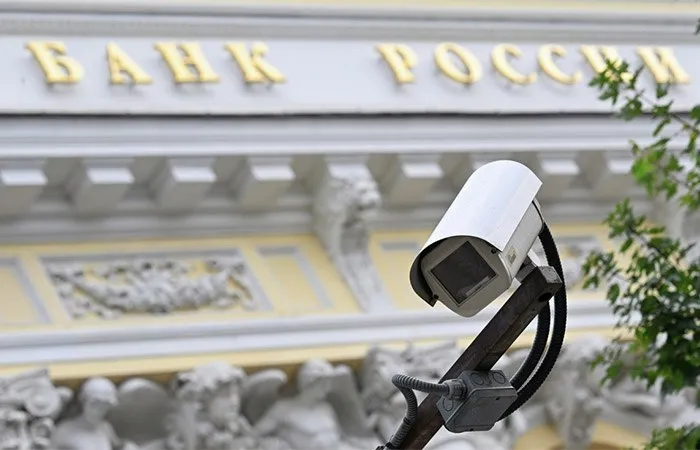Количество выявленных ЦБ РФ нелегалов на финрынке в I квартале выросло на 9 Банк России в первом квартале 2026 года выявил 1 4 тыс субъектов компаний проектов индивидуальных предпринимателей и др с признаками нелегальной деятельности что на 9 больше чем в четвертом квартале 2025 года говорится в сообщении регулятора В том числе выявлено 656 псевдоинвестиционных проектов с признаками финансовых пирамид и незаконного привлечения инвестиций 472 с признаками нелегальных кредиторов 257 с признаками нелегальных профессиональных участников рынка ценных бумаг ЦБ отмечает что более 60 нелегалов это интернет проекты которые занимались инвестиционным мошенничеством финансовые пирамиды нелегальные брокеры и форекс дилеры а также компании которые незаконно привлекали инвестиции Организаторы пирамид преимущественно предлагали инвестиции в инструменты криптовалютного рынка более 60 280 проектов ifax go