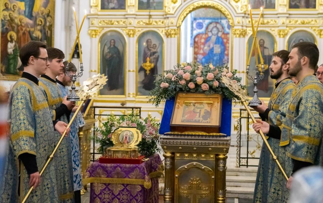 Ковчег с мощами святителя Тихона прибудет в город на два дня 7 июня в Тюмень доставят ковчег с мощами святителя Тихона, Патриарха Московского, в честь 100-летия со дня его блаженной кончины. Святыню встретят в 10:00 в Свято-Троицком монастыре, где она пробудет два дня для поклонения верующих. Как сообщает протоиерей Григорий Мансуров, мощи доступны для молитвенного поклонения в субботу и воскресенье. После Тюмени ковчег отправится в другие города России и Белоруссии по масштабному маршруту, включающему 90 населенных пунктов. Святитель Тихон, избранный Патриархом Московскими всея России в 1917 году, мужественно вел Церковь через революцию и гражданскую войну. Он организовал помощь голодающим Поволжья, противостоял гонениям на Церковь и осудил расстрел царской семьи. До патриаршества святитель Тихон был архиереем в Польше, затем в Северной Америке, где заложил основы будущей автокефалии Американской Православной Церковью в 1970 году. Фото: Белорусская Православная Церковь