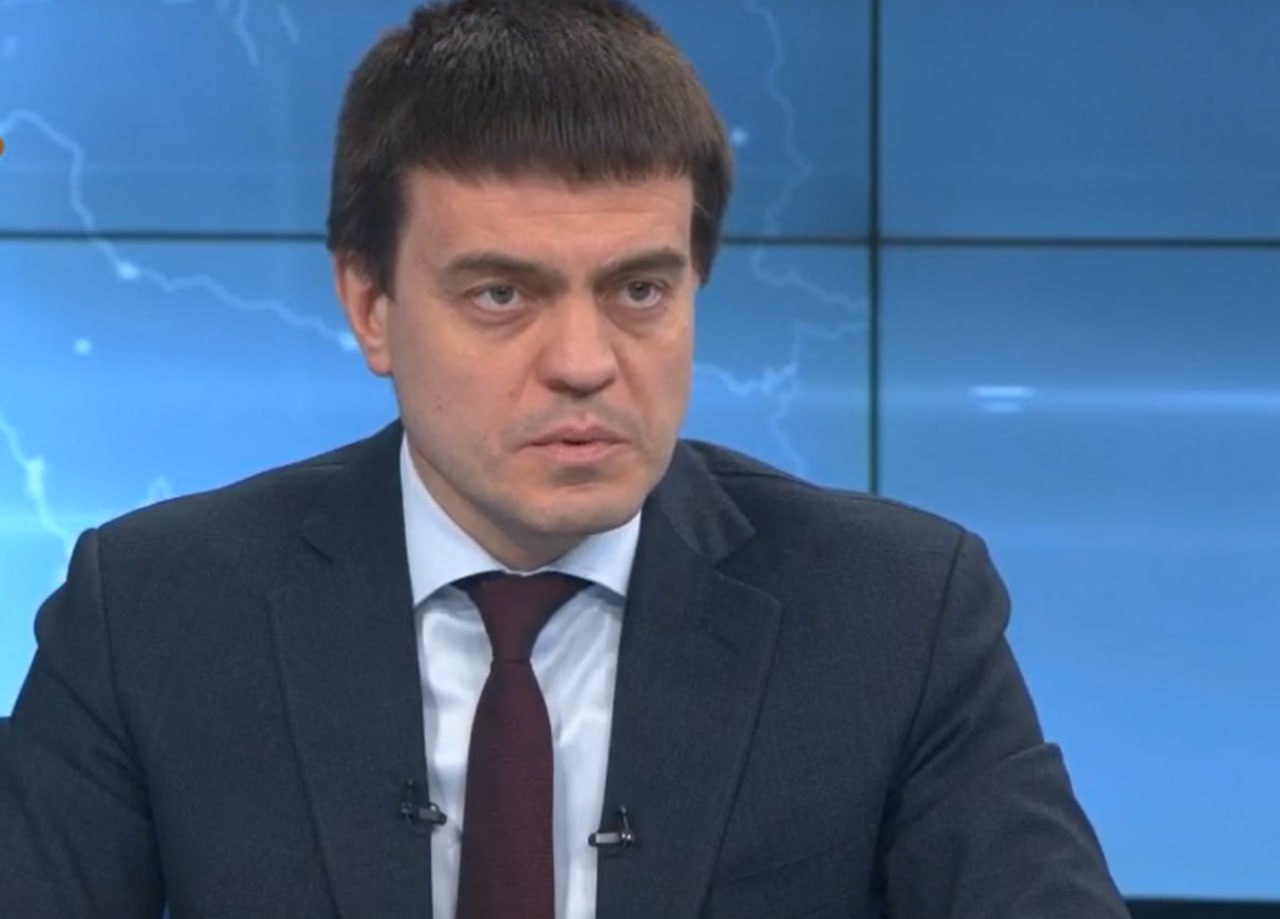 Трех кандидатов выдвинули на пост мэра Красноярска сообщил Михаил Котюков В середине следующей недели губернатор внесет кандидатов на рассмотрение в горсовет Он пообещал что мэра выберут до конца года Ранее стало известно что заявление подали депутат горсовета Иван Петров и премьер края Сергей Верещагин Это Борус Люди