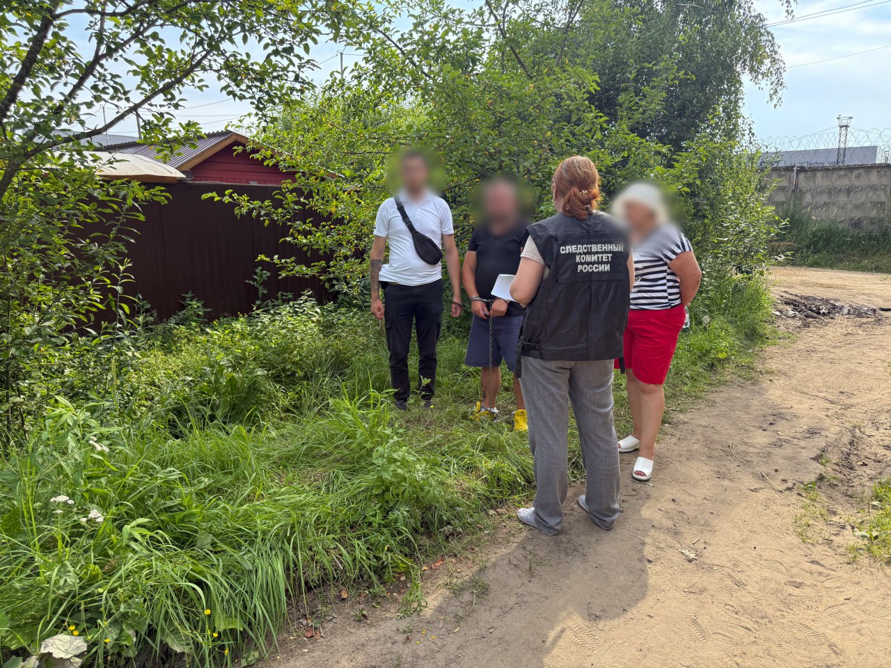 Расследуется уголовное дело об убийстве несовершеннолетней в Киржаче  Следователем по особо важным делам следственного отдела по г. Александров регионального следственного управления СК возбуждено уголовное дело по признакам преступления, предусмотренного ч. 1 ст. 105 УК РФ, по факту убийства жительницы Киржача 2007 года рождения.   Предварительно установлено, что 10 июля 2025 года 17-летняя потерпевшая не вернулась домой после проездки в Москву. На следующий день ее отец, чьи самостоятельные поиски не увенчались успехом, обратился в правоохранительные органы. Вскоре тело потерпевшей с признаками насильственной смерти было обнаружено на территории микрорайона Красный Октябрь города Киржача.  Во взаимодействии с сотрудниками полиции благодаря камерам видеонаблюдения был оперативно установлен и задержан местный житель 1985 года рождения, ранее привлекавшийся к уголовной ответственности, который, находясь в состоянии алкогольного опьянения, заметил идущую пешком несовершеннолетнюю, проследовал за ней и совершил нападение.    В настоящее время следователем СК последнему предъявлено обвинение, в суд направлено ходатайство об избрании ему меры пресечения в виде заключения под стражу.  Продолжается проведение комплекса неотложных следственных действий, направленных на сбор и закрепление доказательств.    Следственное управление напоминает родителям о недопустимости и опасности пребывания несовершеннолетних одних на улице в ночное время!