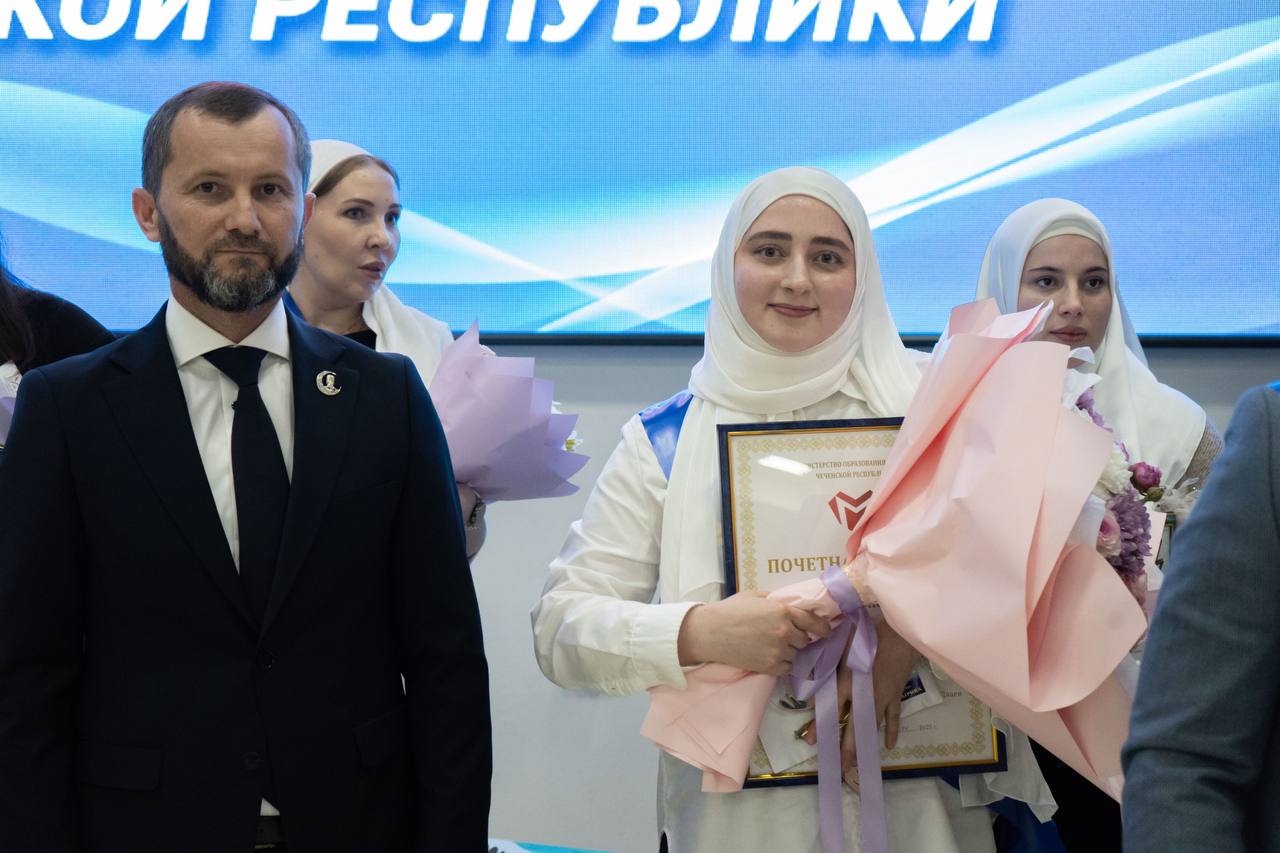 Учитель русского языка и литературы Мадина Зубайраева из Республиканского комплекса общего и дополнительного образования "Квант" стала победителем регионального этапа Всероссийского конкурса "Учитель года России 2025". Церемония награждения победителей и призёров состоялась в актовом зале Лингвистической школы имени Ю. Дешериева. Награды учителям вручил министр образования и науки Чеченской Республики Хож-Бауди Дааев. Победительница получила денежное вознаграждение от Регионального общественного фонда имени Первого Президента ЧР, Героя России Ахмата-Хаджи Кадырова. Мадина Зубайраева представит регион во Всероссийском финале, который пройдет в Санкт-Петербурге.