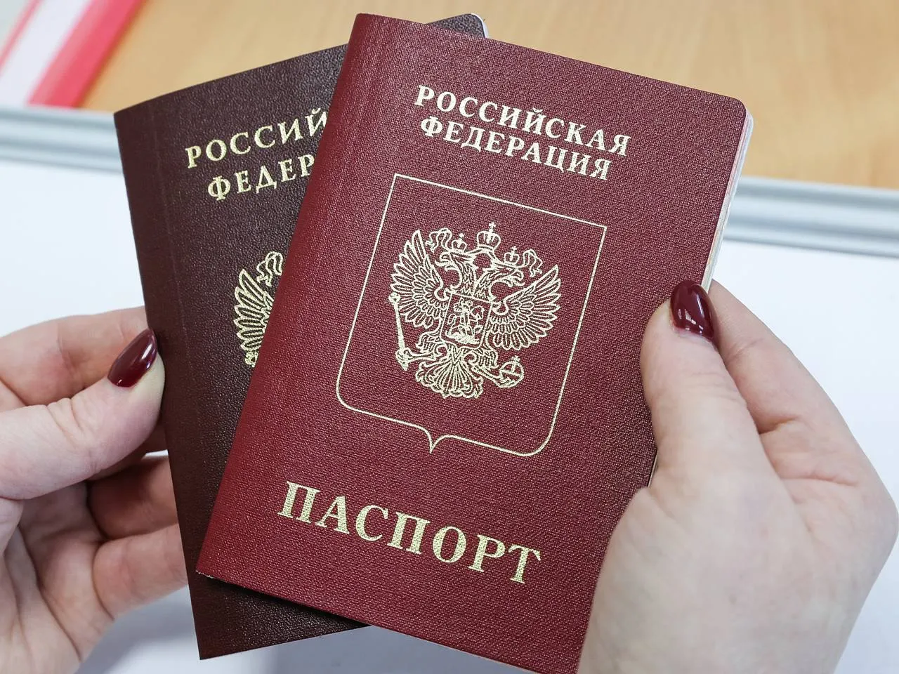 Россияне с паспортом старого образца не смогут посетить Данию Мальту Чехию Исландию Норвегию Литву и Эстонию Франция также ввела ограничения но с условиями въезжать в страну со старым паспортом могут дети до 15 лет а также обладатели шенгенских виз выданных до 1 июня 2025 года Не грузятся фото видео Мы в Max