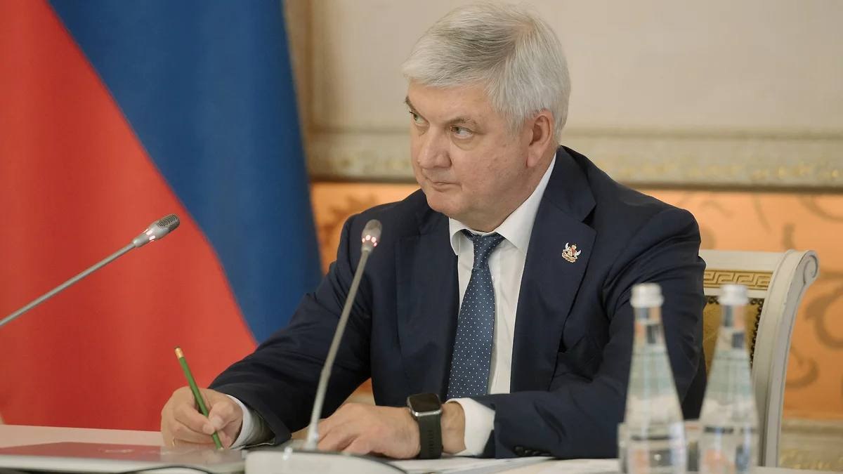 Программой «Активное долголетие» в Воронежской области охватят не менее 200 тыс. пожилых людей В начале недели в рамках оперативного совещания, которое прошло под председательством губернатора Воронежской области Александра Гусева, министр социальной защиты Ольга Сергеева доложила о реализации региональных проектов нацпроекта «Семья» в сфере социальной защиты населения. В частности, были рассмотрены вопросы повышения рождаемости, снижения уровня бедности среди многодетных семей, а также социальное обслуживание одиноко проживающих. Глава региона призвал внедрять в области лучшие практики в сфере демографической политики. #официальноесообщение