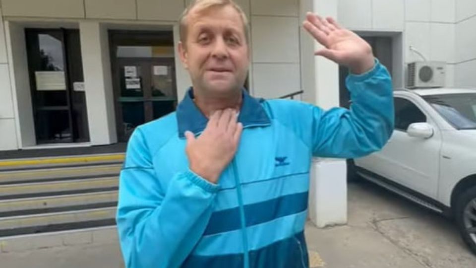 «Я воскрес, только дырки зарастают»: хозяина крымского «Тайгана» Зубкова выписали из больницы ⁠ Владелец «Тайгана» проявил мощный характер: Олега Зубкова выписали из краснодарской больницы. Прошло всего десять дней после того, как лев чуть не перекусил ему шею, но раненый так быстро пошел на поправку, что его отпустили домой.  Вначале медики перевели Олега Зубкова из реанимации в терапию, где разместили в трехместной палате. Ему также разрешили выходить на улицу и гулять. Теперь же и вовсе дают добро на возвращение в Крым.  - Я воскрес! Еще немножко есть дырки, которые зарастут. Профессор Порханов, который руководит клиникой, сказал, что я большой молодец, и все у меня хорошо. Поэтому посчитали возможным перевести на домашнее лечение, - сообщил Олег Зубков, выйдя из медцентра вместе с женой Оксаной Олеговной.  Сча...  Подробнее>>>
