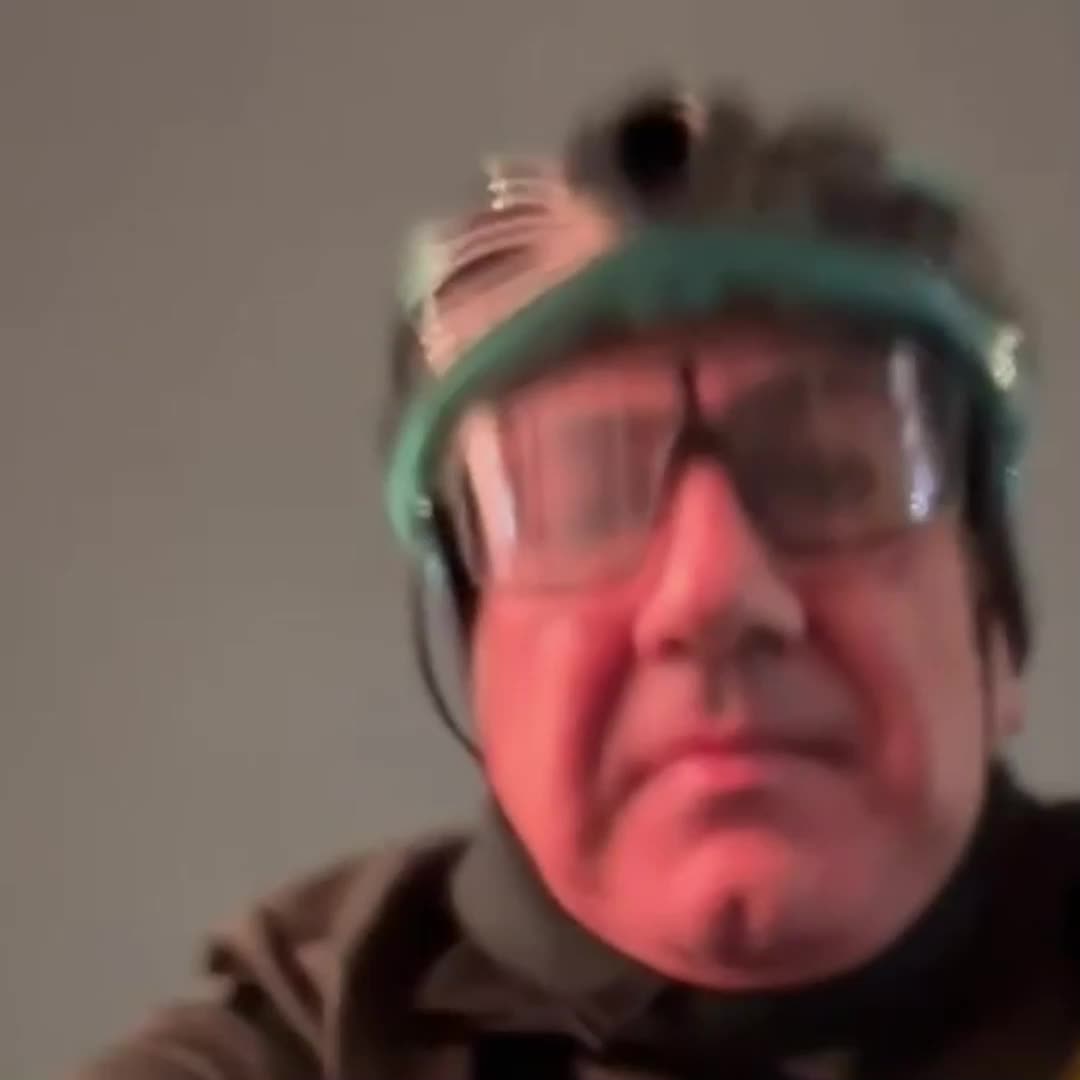 Никол Пашинян прокатился на велосипеде по Москве во время визита