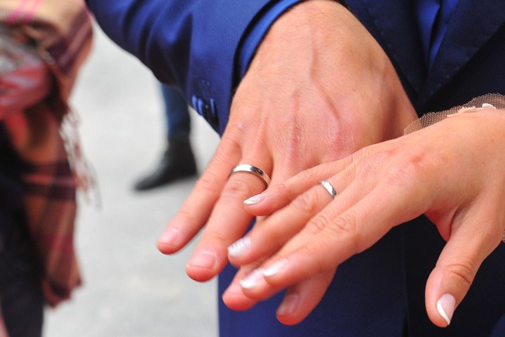 Свадьба в один клик Планирование свадьбы стало проще и удобнее для жителей Якутии Теперь будущие супруги подавая заявление на регистрацию брака через единый портал госуслуг могут в несколько кликов найти свободный ЗАГС на желаемую дату Подать заявление на брак может любой из будущих супругов Для этого достаточно зайти в соответствующий раздел на портале выбрать опцию Дата и указать день в течение ближайшего года После этого система предложит на выбор все ЗАГСы где есть свободное время для церемонии На данный момент даты на 2026 год открыты только для ЗАГСа города Якутска Новый цифровой сервис не только экономит время но и помогает организовать все предсвадебные хлопоты Через портал можно моментально отправить второй половинке официальное предложение о регистрации брака а также разослать электронные приглашения на свадьбу всем гостям Напомним что саму церемонию бракосочетания проведут не раньше чем через месяц и не позже чем через год с момента подачи заявления