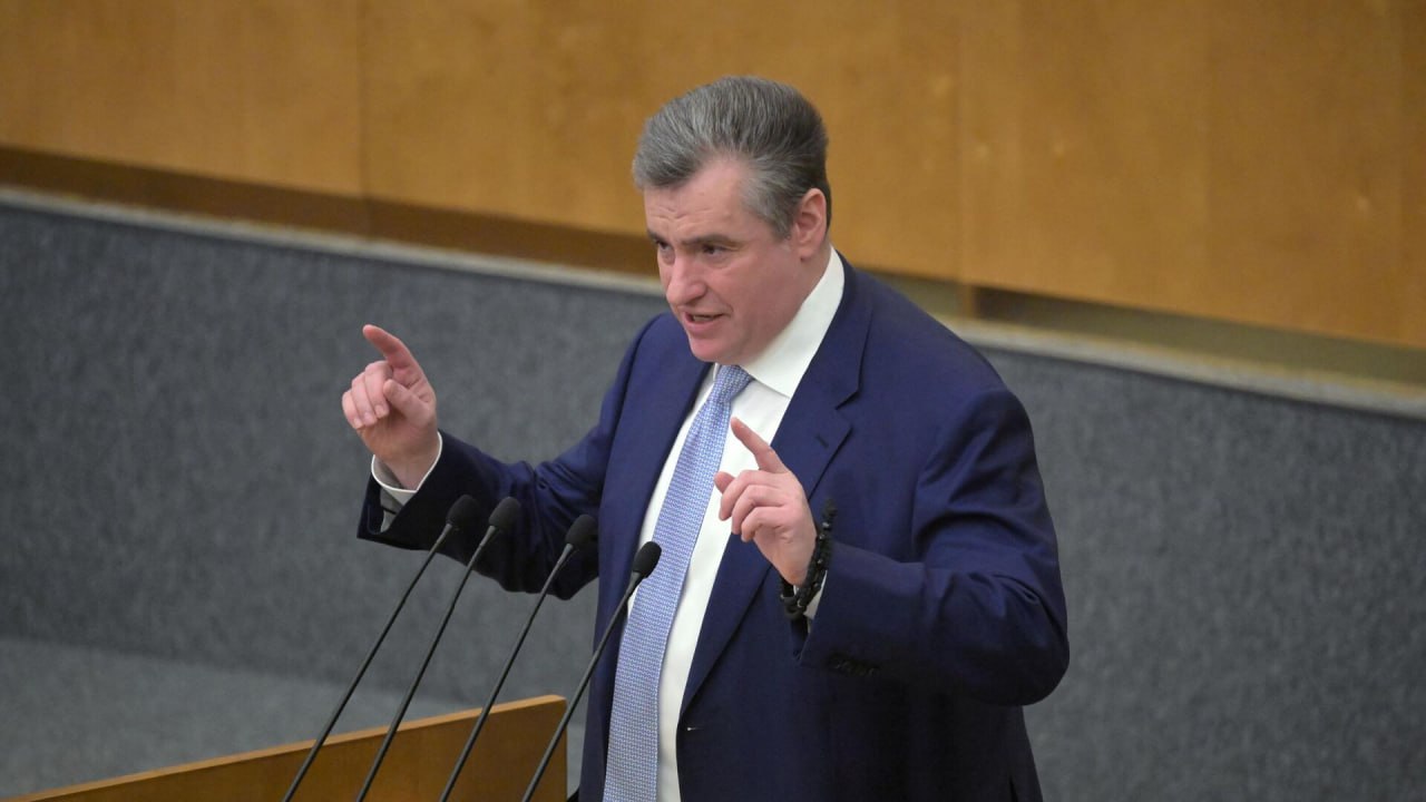 Леонид Слуцкий обратится в Генпрокуратуру для проведения проверки разработчика "Шедеврума" от Яндекса на наличие признаков нарушения уголовного законодательства в части дискредитации ВС России. "Просишь изобразить русского космонавта — выдает американского, с их флагом. Просишь космонавта без американского флага — отвечает, что без флага США сгенерировать космонавта нельзя. Делаешь иной запрос на патриотическую тематику — снова "звездно-полосатые" картинки и комиксы", — рассказал лидер ЛДПР.