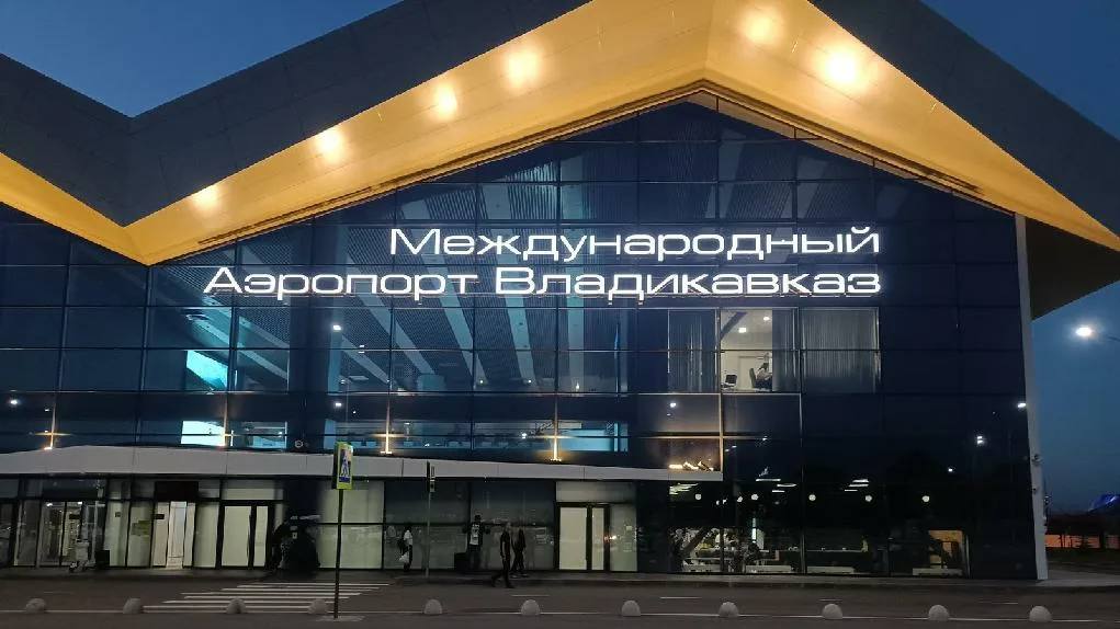 Холдинг “Новапорт” после открытия обновленных терминалов внутренних авиалиний в Минеральных Водах, Владикавказе и Ставрополе планирует в 2025-2027 годах провести реконструкцию бывших аэровокзалов и адаптировать их под международные перевозки. Объем инвестиций оценивается в сумму порядка 6 млрд рублей, сообщил генеральный директор холдинга “Новапорт” Евгений Янкилевич в интервью в студии ТАСС на Кавказском инвестиционном форуме.  “Мы более-менее сняли инфраструктурные ограничения по нашим внутренним пассажирам, и сейчас, когда у нас оказались немного технологически развязаны руки, мы можем приступить к расширению пропускной способности, качества обслуживания наших пунктов пропуска через государственную границу.   Мы начали достаточно серьезные проекты по реконструкции во Владикавказе, в Ставрополе. Я думаю, что в этом году мы приступим к реконструкции пункта пропуска международного терминала в аэропорту Минеральных Вод”, – сказал Янкилевич.  Он добавил, что объем инвестиций в реконструкцию оценивается в сумму около 6 млрд рублей.  “Владикавказ, по сути, – модернизация терминала внутренних линий, превращение в международный терминал – 1,8 млрд рублей со сроками реализации 2025-2026 года. Ставрополь – 1 млрд рублей – полная реконструкция старого терминала внутренних линий, его перепланировка под международный терминал, сроки реализации – 2025-2026 года.   В Минеральных Водах проект очень большой – мы планируем вложить от 3 [млрд] до 3,5 млрд рублей в тот терминал, который недавно обслуживал внутренние рейсы.   У нас уже есть проект, [чтобы] полностью его перестроить под расширение пункта пропуска. Более того, для развития транспортных пассажиропотоков мы бы хотели связать новый терминал с реконструируемым в единый терминальный комплекс”, – уточнил Янкилевич.  Напомним, строительство нового терминала во Владикавказе началось в декабре 2020 году.