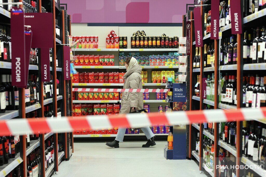 Повысить возраст продажи алкоголя до 21 года предложили в Общественной палате Это возможно как в некоторых странах с некоторыми послаблениями например разрешить продажу пива с 18 лет заявил замсекретаря ОП Владислав Гриб Такой шаг по его мнению поможет снизить уровень алкоголизма среди молодежи уменьшит число ДТП травм и преступлений Подписаться на РИА Новости