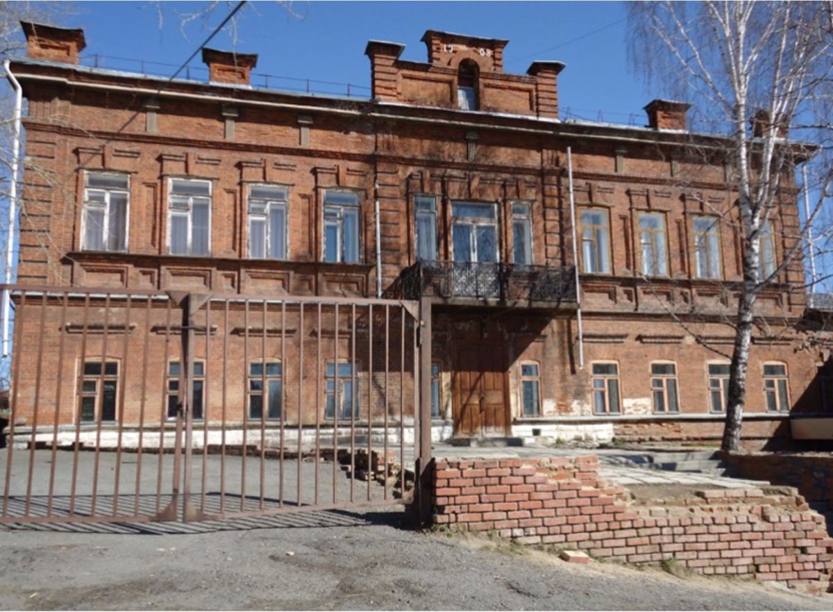 В Златоусте отреставрируют 120-летнее здание бывшей женской гимназии Государственный комитет по охране объектов культурного наследия рассматривает проект проведения ремонтно-реставрационных работ на объекте культурного наследия регионального значения — здании женской гимназии на Петровской улице. Зданию, построенному в 1905 году, планируется вернуть исторический облик.