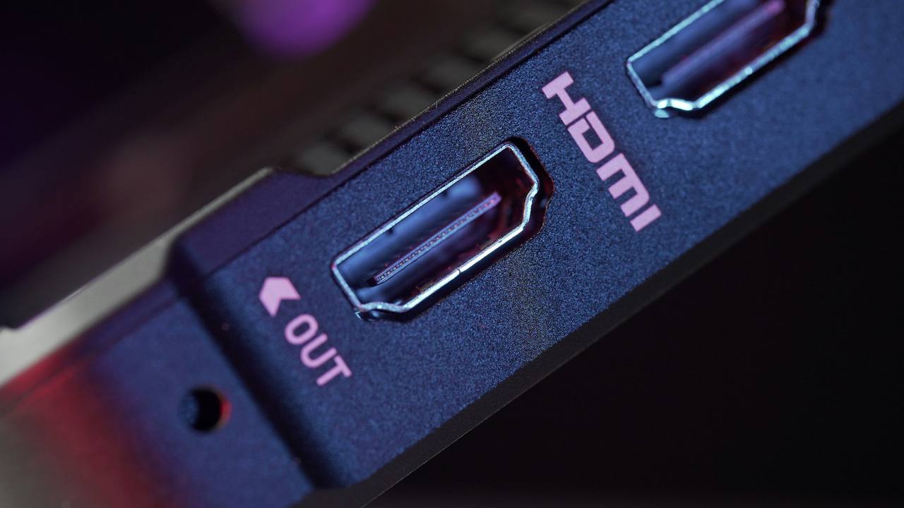 HDMI 2.2 представят 6 января на выставке CES 2025 Перед презентациями AMD и Nvidia  В VideoCardz опубликовали пригласительное письмо на CES 2025 от HDMI Licensing Administrator  HDMI LA , где подтверждается, что организация планирует представить новые спецификации HDMI 2.2 на предстоящем мероприятии. Ожидаемо, какие-либо технические подробности в приглашении не уточняются, говорится лишь о более высокой пропускной способности. Что может быть интересно, презентация новых спецификаций состоится 6 января до презентаций AMD и NVIDIA, что потенциально может означать наличие у новых видеокарт поддержки HDMI 2.2.    InterPC   Чат