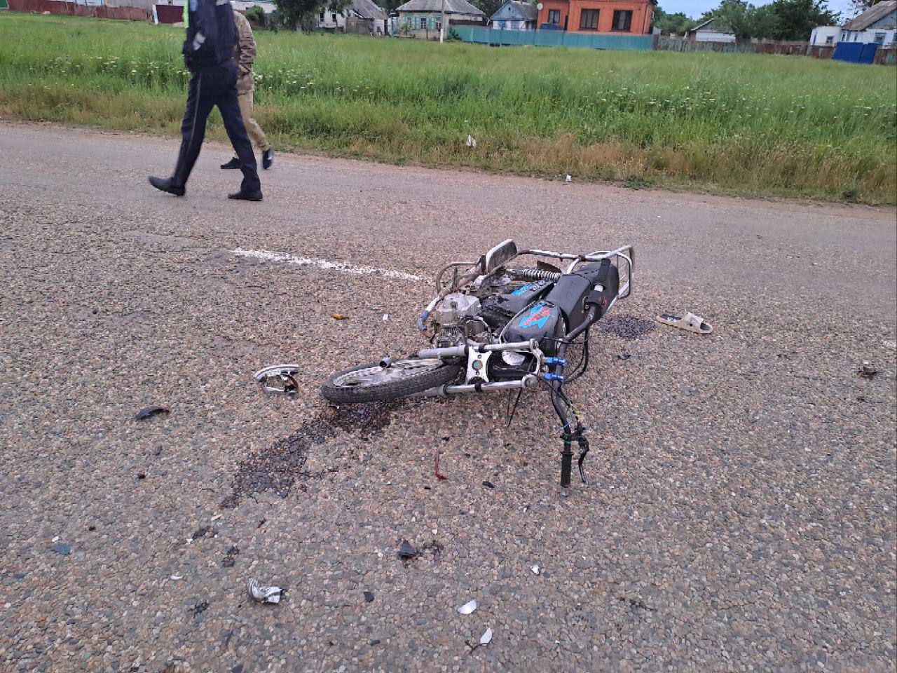 Два подростка на скутерах влетели друг в друга лоб в лоб Это произошло сегодня в час ночи в станице Темиргоевской. Одному школьнику - 14 лет, второму - 16. Сейчас оба в больнице. Родители готовят деньги на штрафы и таблетки. Такие себе каникулы получились у пацанов. свои фото, видео и истории присылайте нашему боту Краснодар Телетайп Подписаться