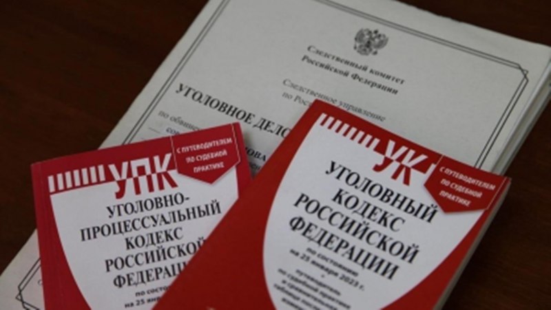 Новочеркасские полицейские задержали мошенника. В дежурную часть полиции Новочеркасска обратился с заявлением местный житель. Он сообщил полицейским, что в одном из ночных клубов города к нему обратился мужчина с просьбой воспользоваться его мобильным телефоном. Незнакомец сделал вид, что разговаривает по телефону, выждал удобный момент и скрылся в неизвестном направлении. Сумму ущерба потерпевший оценил в 60 тысяч рублей. Оперативными сотрудниками по подозрению в совершении данного злодеяния был задержан ранее судимый за кражу 29-летний местный житель. Полицейским он заявил, что похищенного телефона у него нет, так как он его уже успел продать, а деньгами распорядился по собственному усмотрению. В отношении злоумышленника возбуждено уголовное дело по факту мошенничества. Суда он будет дожидаться в СИЗО.