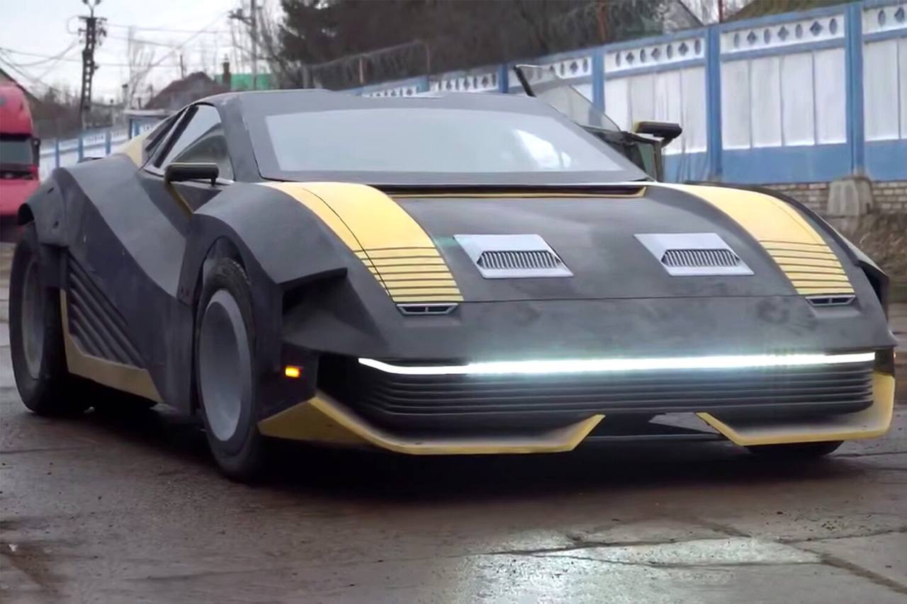 Россиянин своими руками собрал машину из Cyberpunk 2077 По его словам, за основу автомобиля была взята Mazda RX-8. Собирал машину будущего россиянин во многом по гайдам — и делал это впервые в жизни