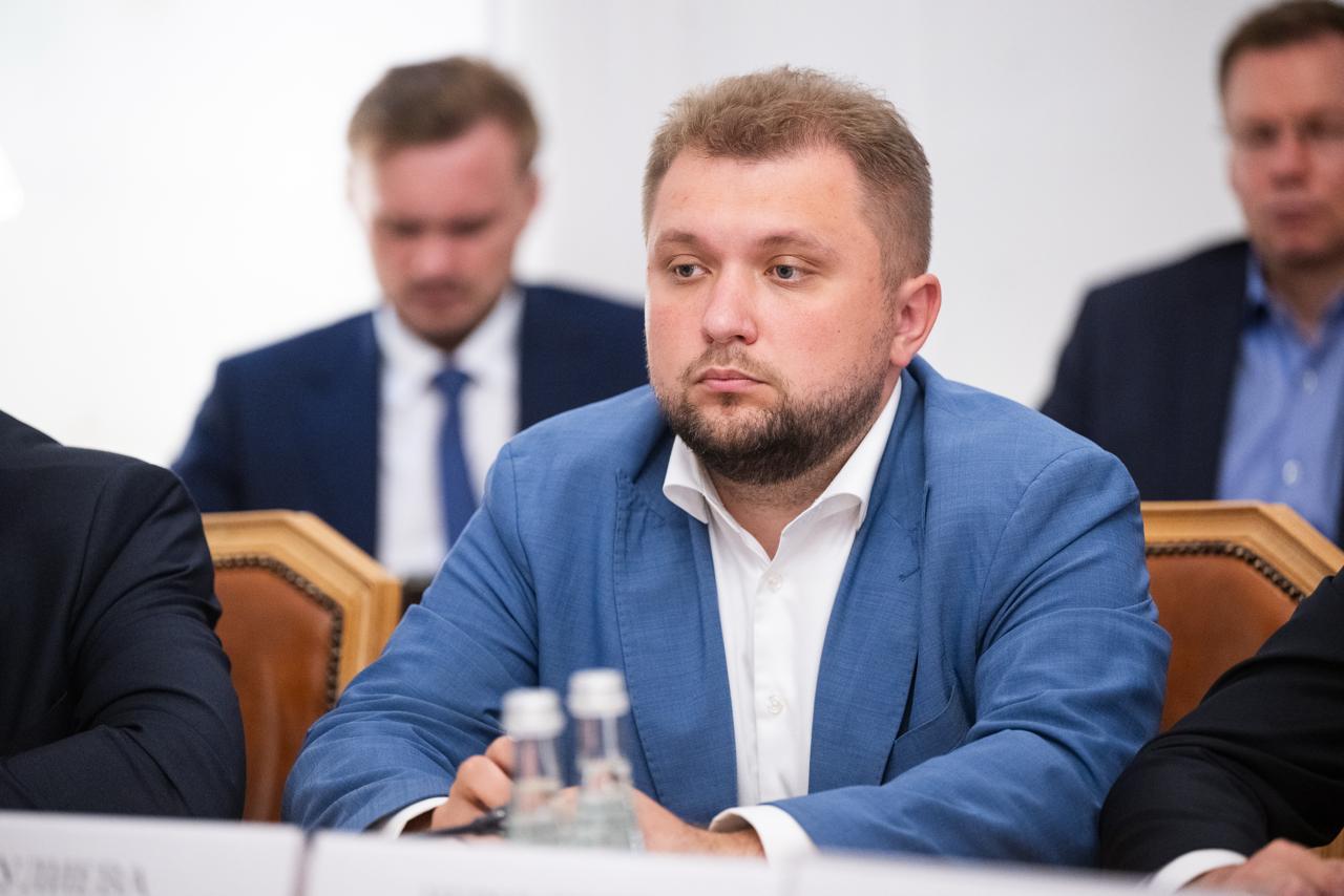 Борис Чернышов предложил ввести обязательную верификацию онлайн-врачей Вице-спикер Госдумы, депутат ЛДПР Борис Чернышов направил обращения в Минздрав, Росздравнадзор и Роскомнадзор с предложением ввести обязательную государственную верификацию для всех, кто в интернете называет себя врачом и даёт консультации. По мнению парламентария, сегодня онлайн-медицинская сфера фактически нерегулируема, а граждане не могут отличить дипломированного специалиста от мошенника. «Убеждён, что реализация данных мер значительно повысит прозрачность и безопасность сферы онлайн-медицины, защитит граждан от мошенничества и угроз здоровью, а также укрепит доверие к профессии врача», — отметил Борис Чернышов.