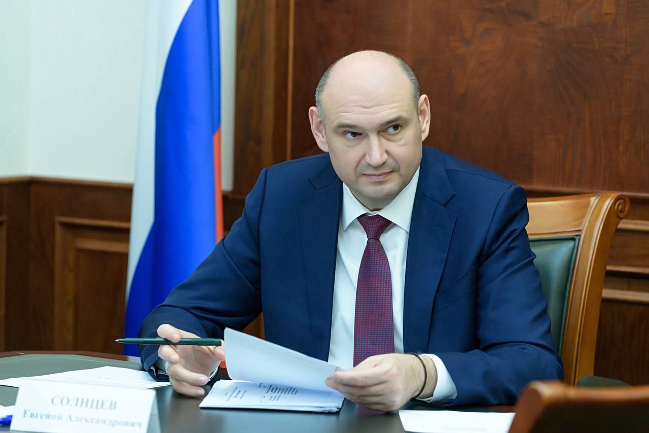 Евгений Солнцев требует улучшить работу общественного транспорта в Оренбурге Врио губернатора на заседании правительства региона потребовал более активных действий по улучшению работы общественного транспорта. В частности, в Оренбурге решили пойти по пути увеличения парка автобусов. Готовятся документы на приобретение еще 80 единиц. Сейчас решается, какими они должны быть.