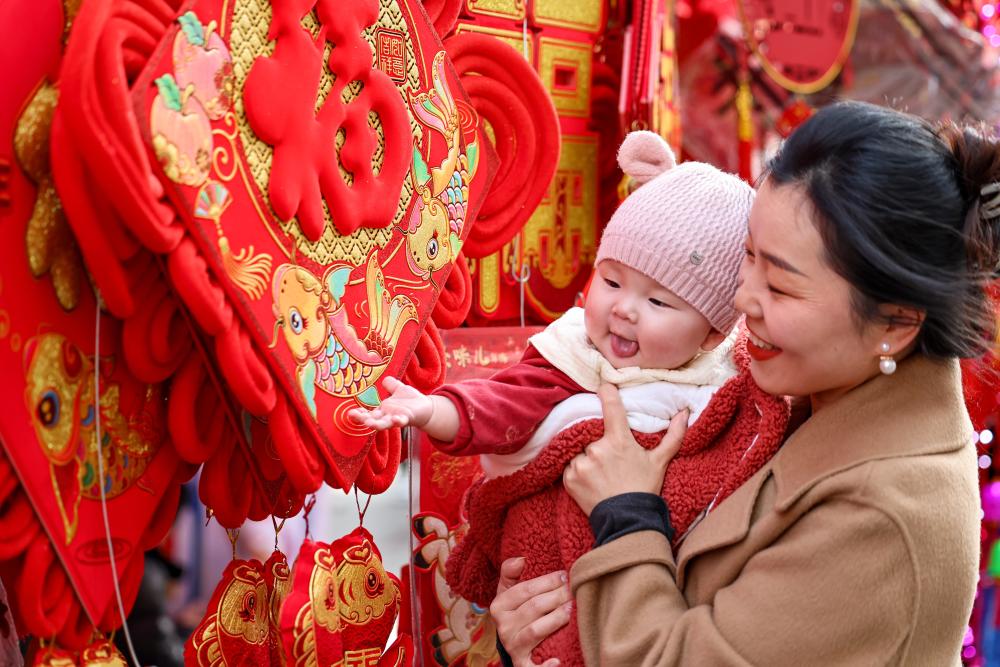 В Китае проходят разнообразные мероприятия приуроченные к празднику Весны Media Пекин 8 февраля Синьхуа С приближением праздника Весны Чуньцзе китайский Новый год по лунному календарю во всех уголках Поднебесной царит новогодняя атмосфера Жители страны покупают новогодние товары посещают ярмарки участвуют в праздничных мероприятиях и с радостью встречают наступающую весну 0 2026 02 08 10 49 18 Full Text