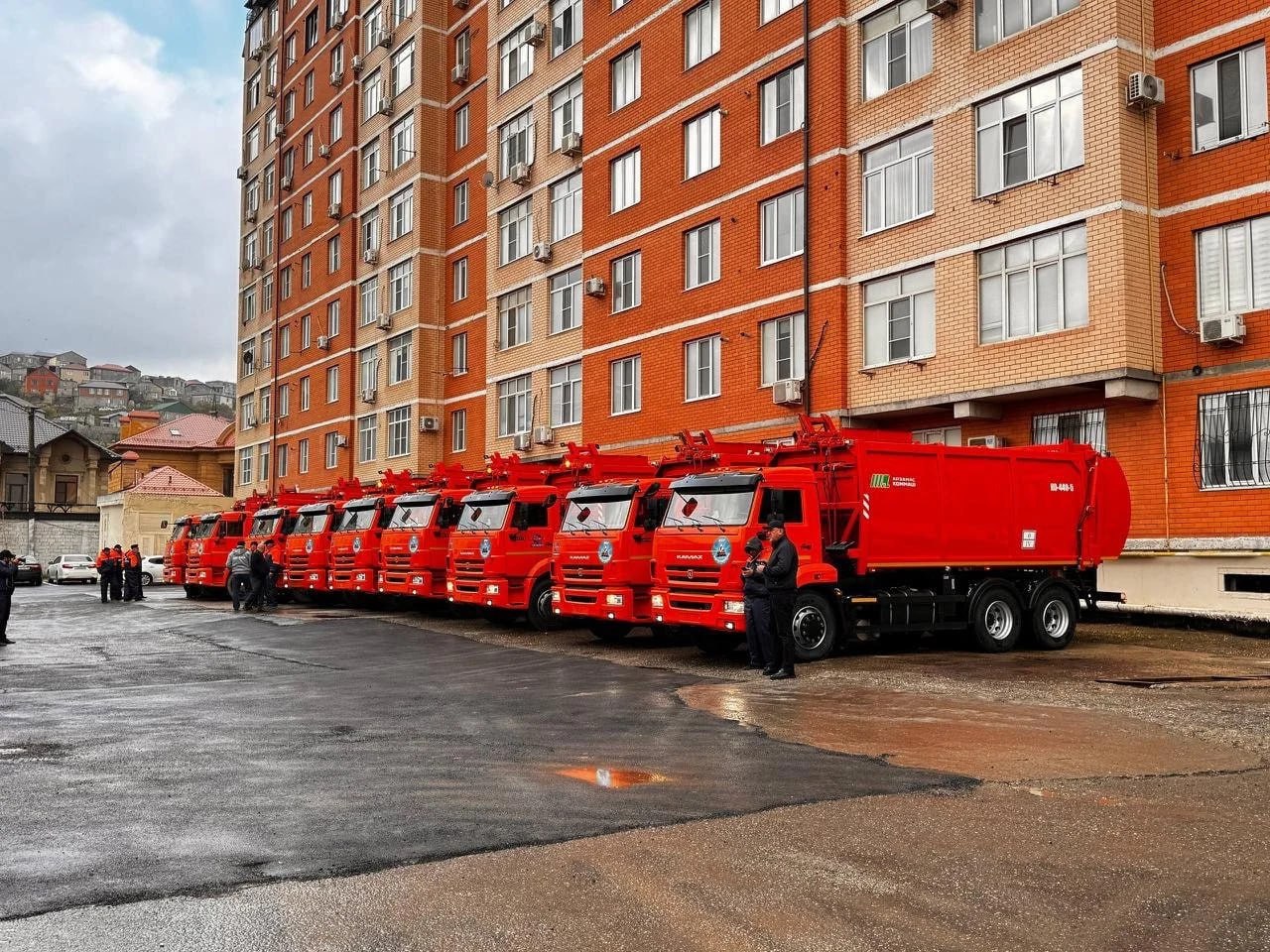 В Махачкале прорабатывают новые маршруты движения техники по вывозу мусора В мэрии Махачкалы обсудили актуальные проблемы вывоза мусора и подтоплений городских территорий Совещание под руководством начальника горжилкомхоза Курбана Кадырова с участием заместителей глав районов и посёлков было посвящено организации обращения с твёрдыми коммунальными отходами ТКО В связи с поступлением новой специализированной техники ожидается увеличение объёмов и кратности вывоза мусора В настоящее время прорабатывается вопрос корректировки маршрутов в том числе на участках где требуется повторный вывоз из за высокой загруженности контейнерных площадок Напомнив что по поручению главы столицы Дагестана Джамбулата Салаватова на некоторых участках вывоз мусора уже осуществляется дважды в день